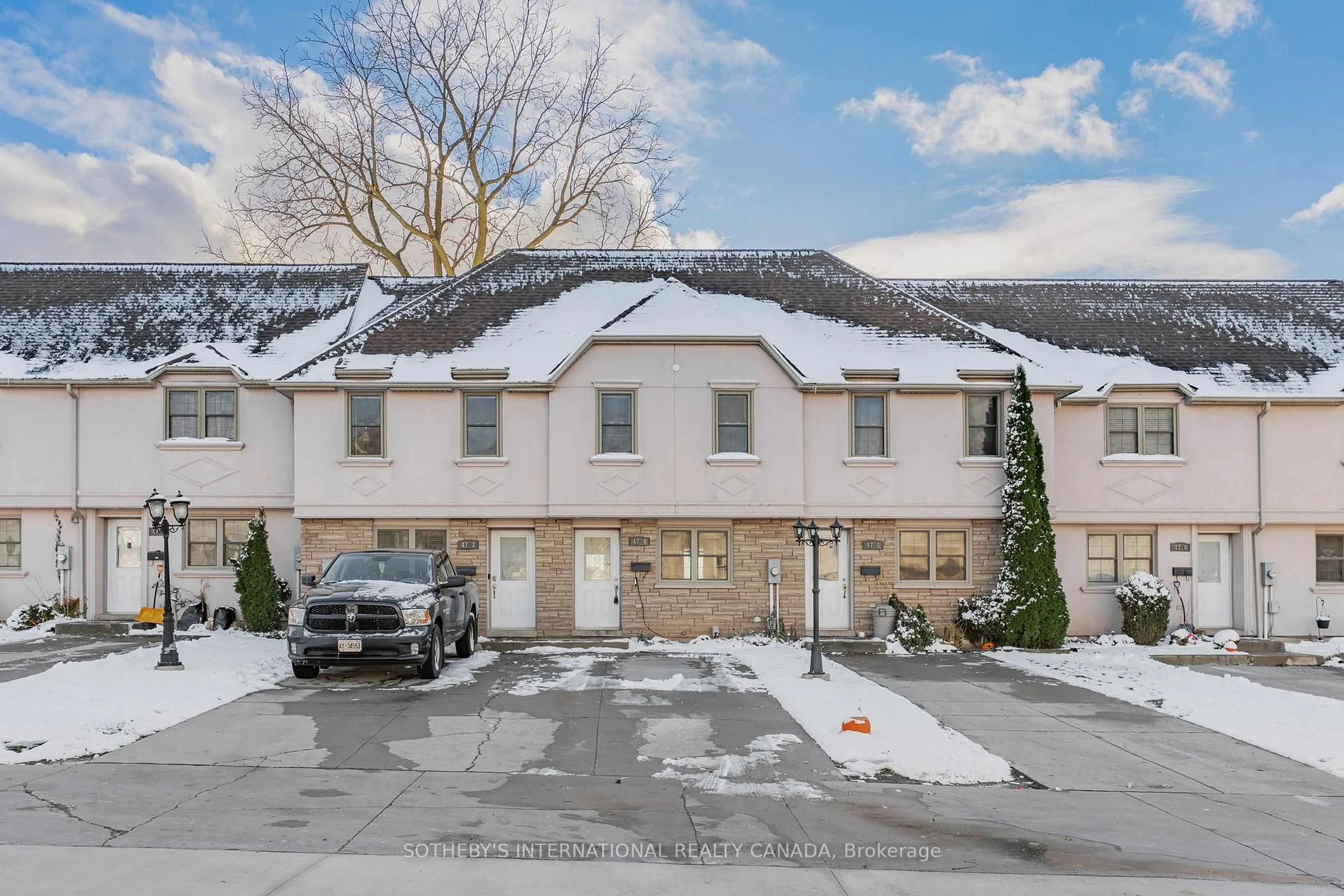 A pic from outside/outdoor area/front of a property/back of a property/a pic from drone, street for 47 Blandford Estates #4, Woodstock Ontario N4S 7H7