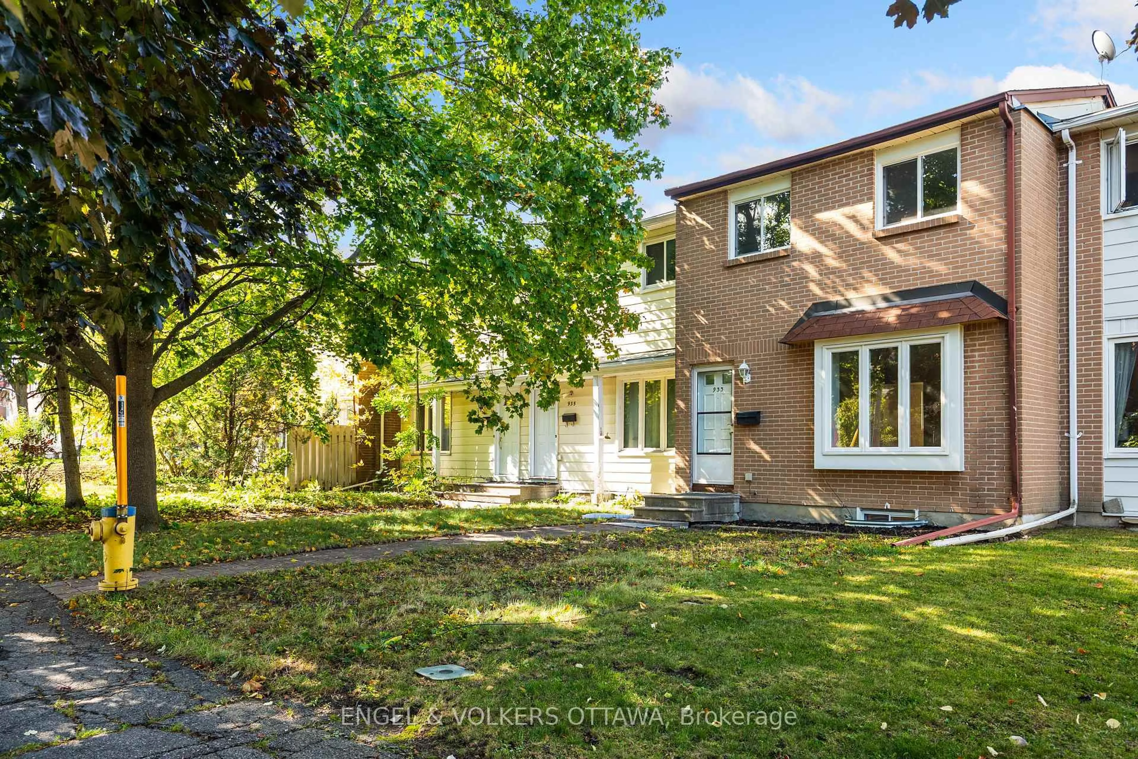 A pic from outside/outdoor area/front of a property/back of a property/a pic from drone, street for 933 Greenbriar Ave, Ottawa Ontario K2C 0J8