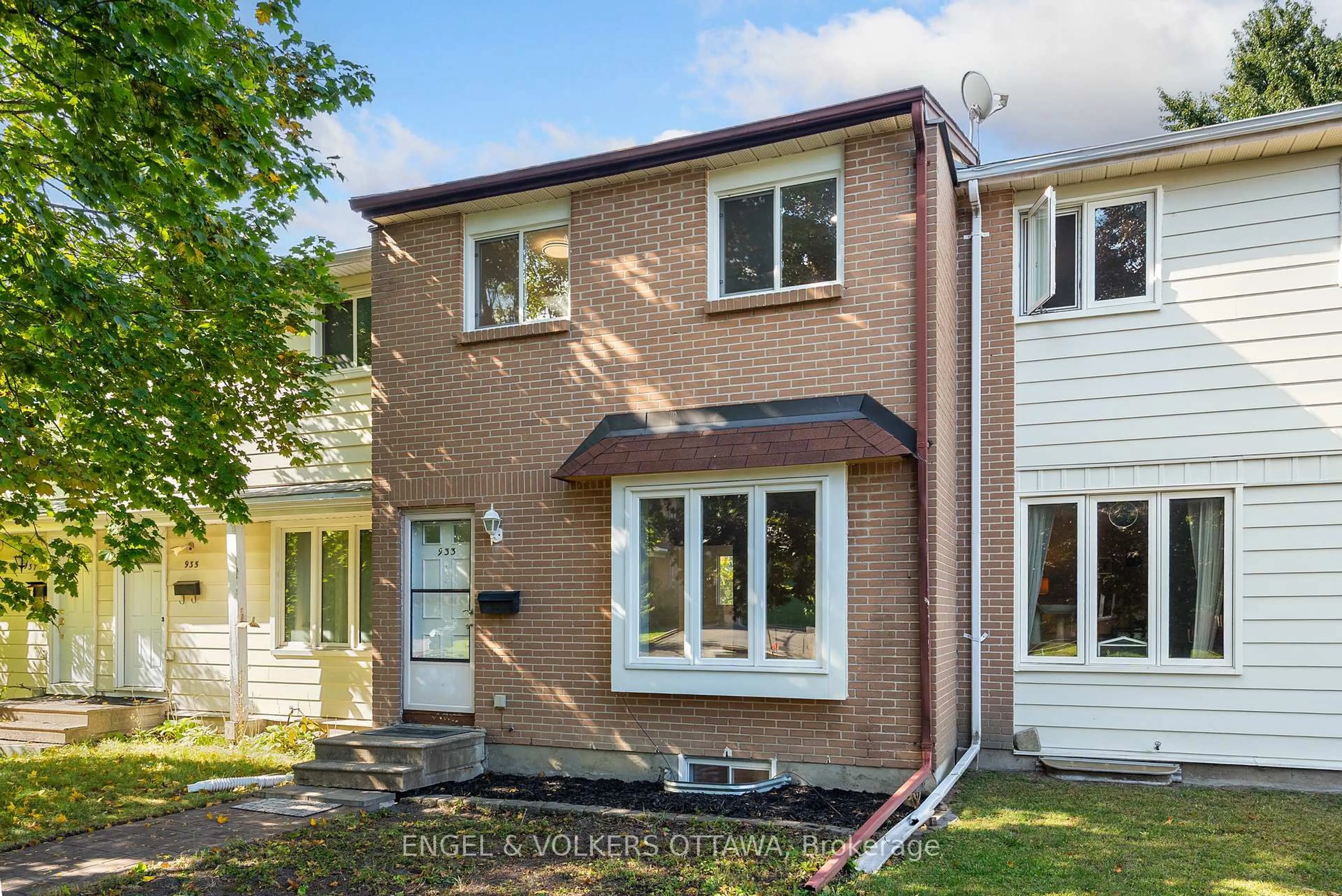 Home with brick exterior material, street for 933 Greenbriar Ave, Ottawa Ontario K2C 0J8