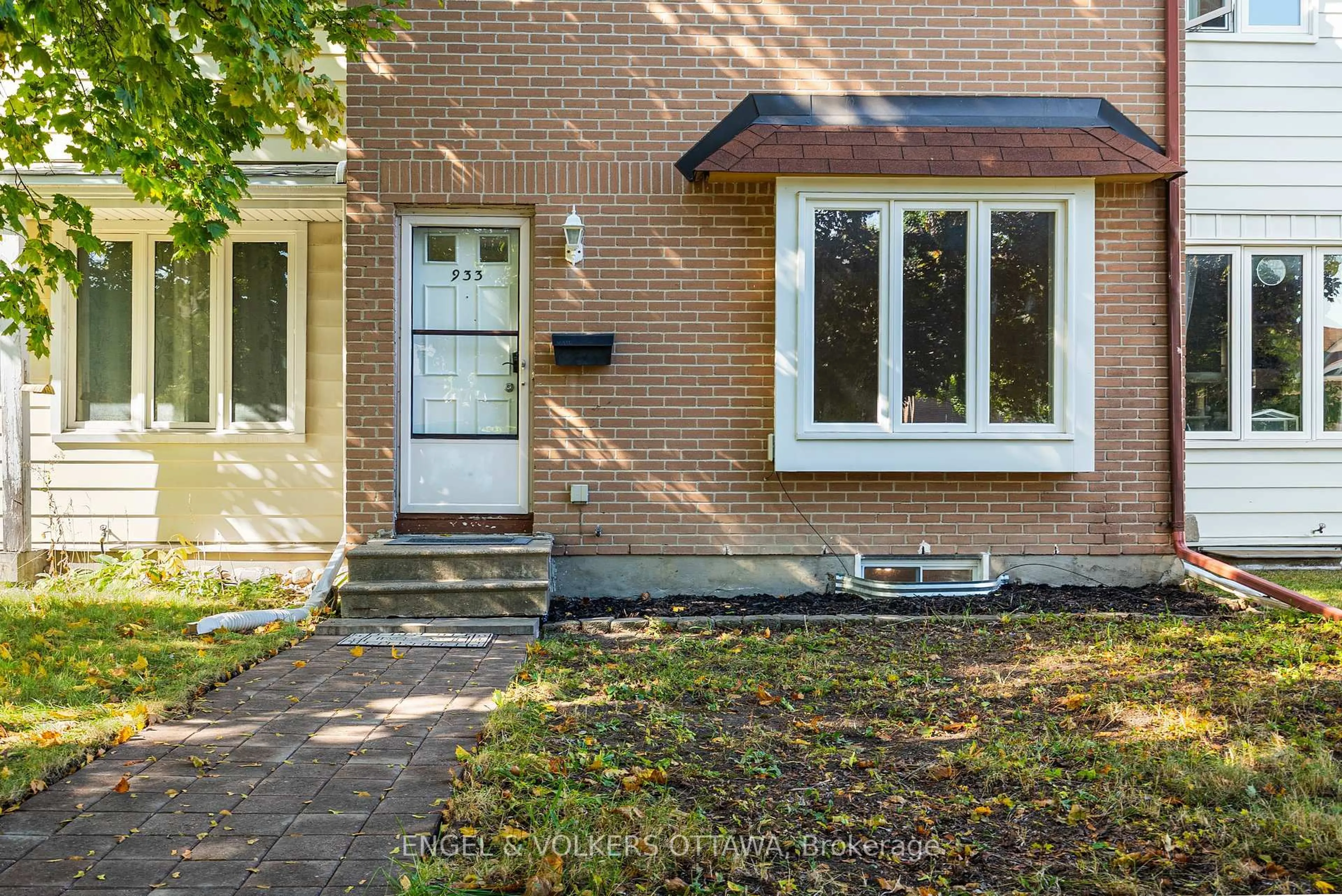 Home with brick exterior material, street for 933 Greenbriar Ave, Ottawa Ontario K2C 0J8