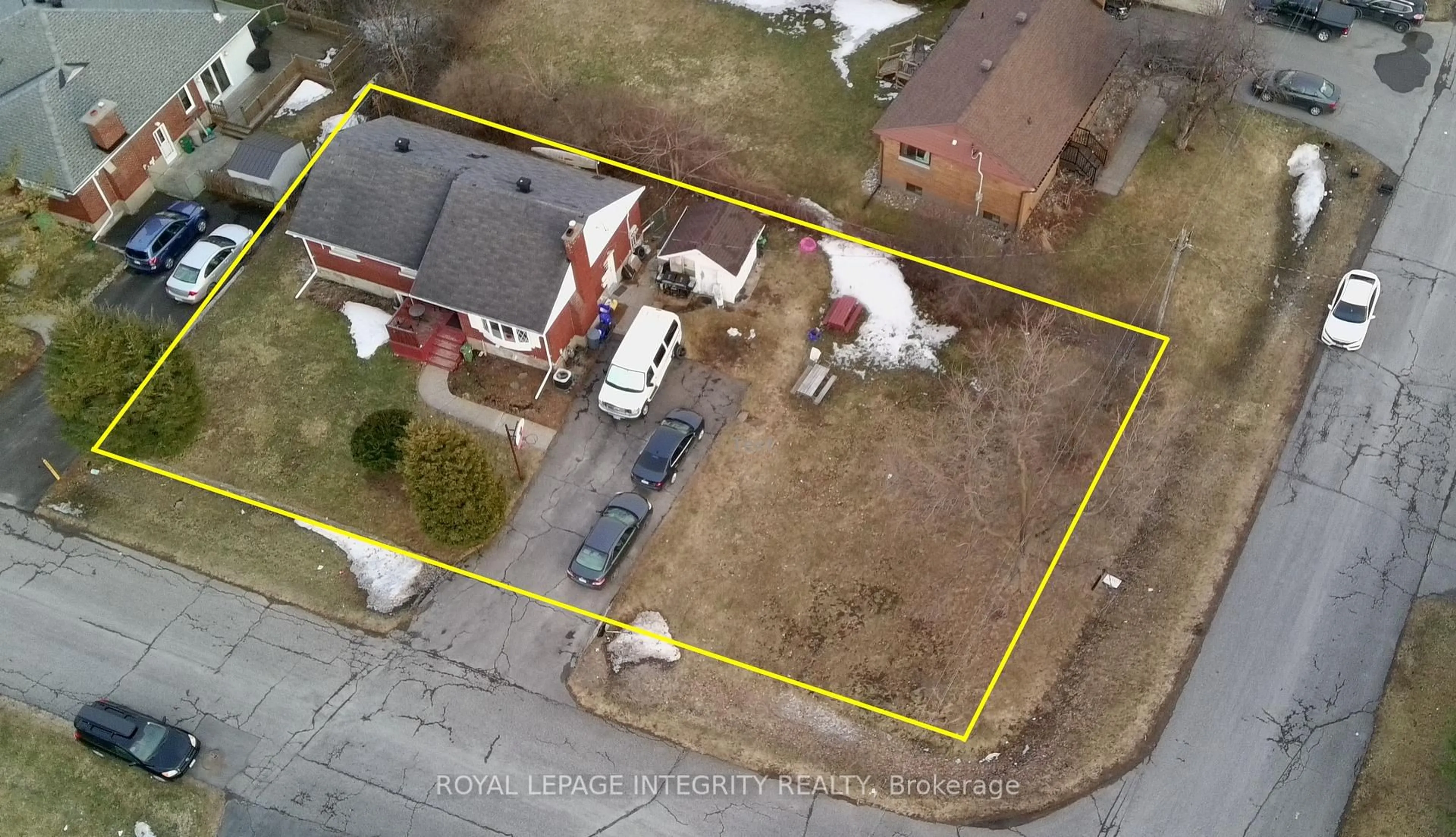 A pic from outside/outdoor area/front of a property/back of a property/a pic from drone, street for 176 OAKRIDGE Blvd, Ottawa Ontario K2G 2V2