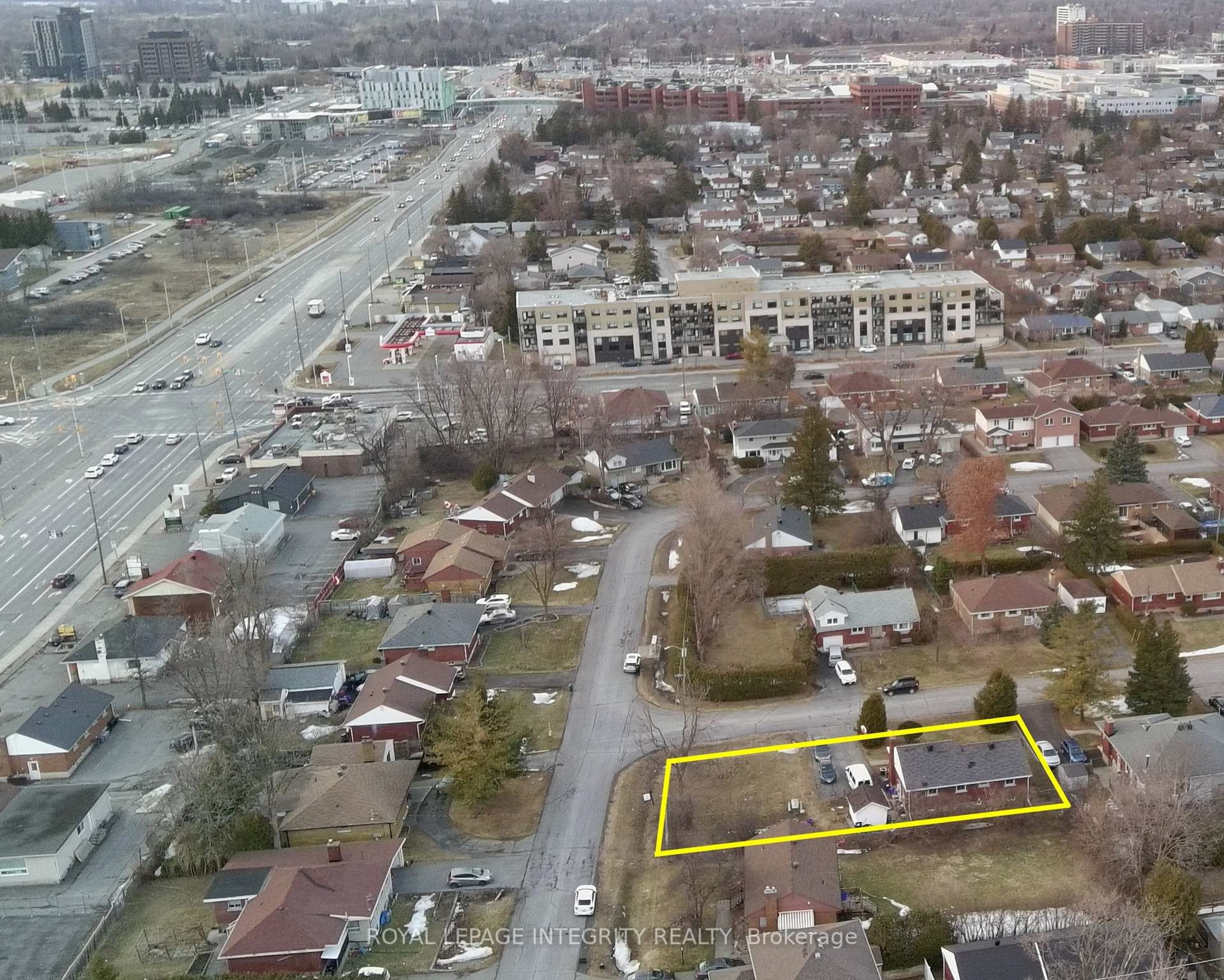 A pic from outside/outdoor area/front of a property/back of a property/a pic from drone, street for 176 OAKRIDGE Blvd, Ottawa Ontario K2G 2V2