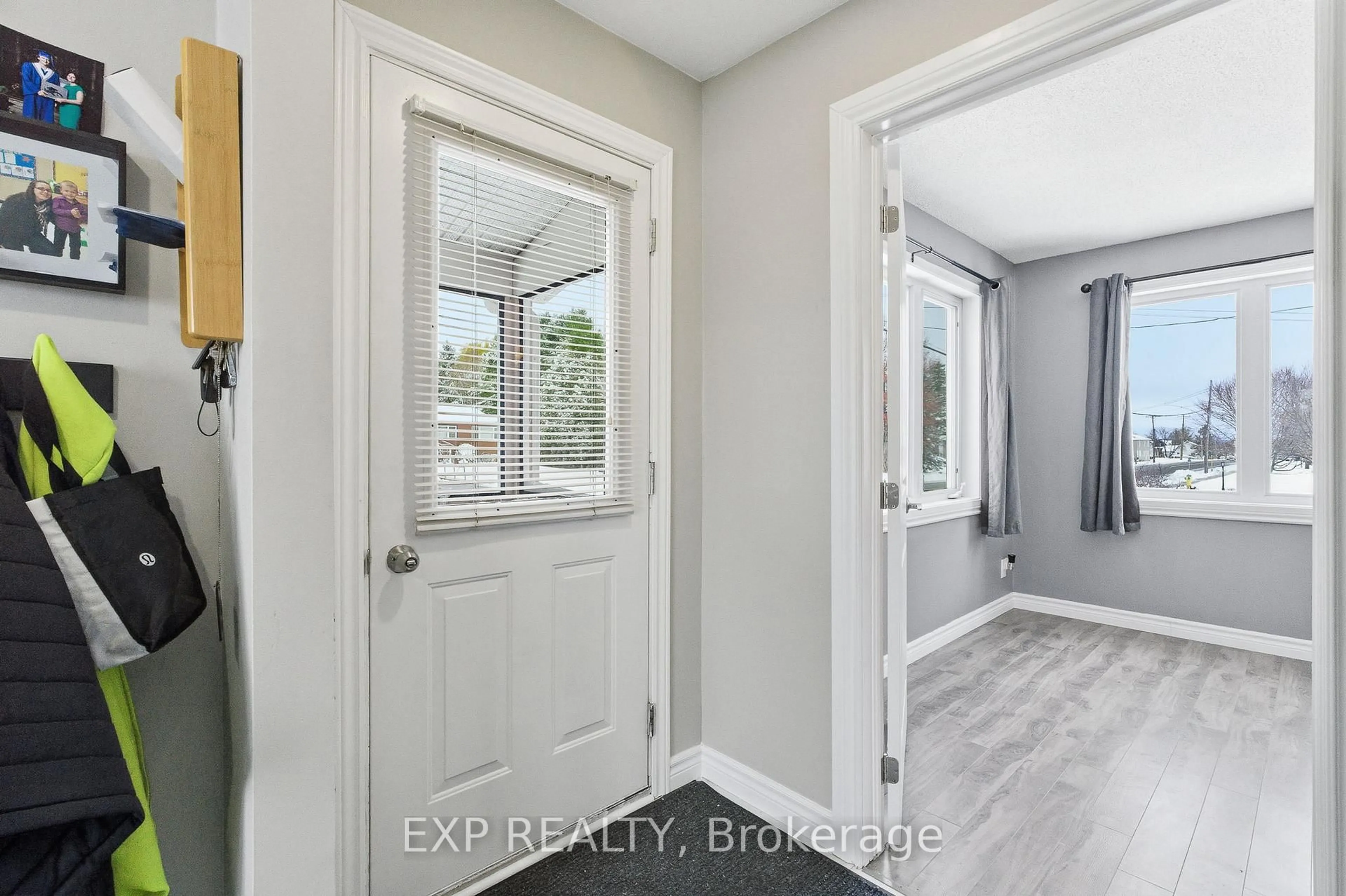 Indoor entryway for 1557 Landry Rd, Clarence-Rockland Ontario K0A 1N0