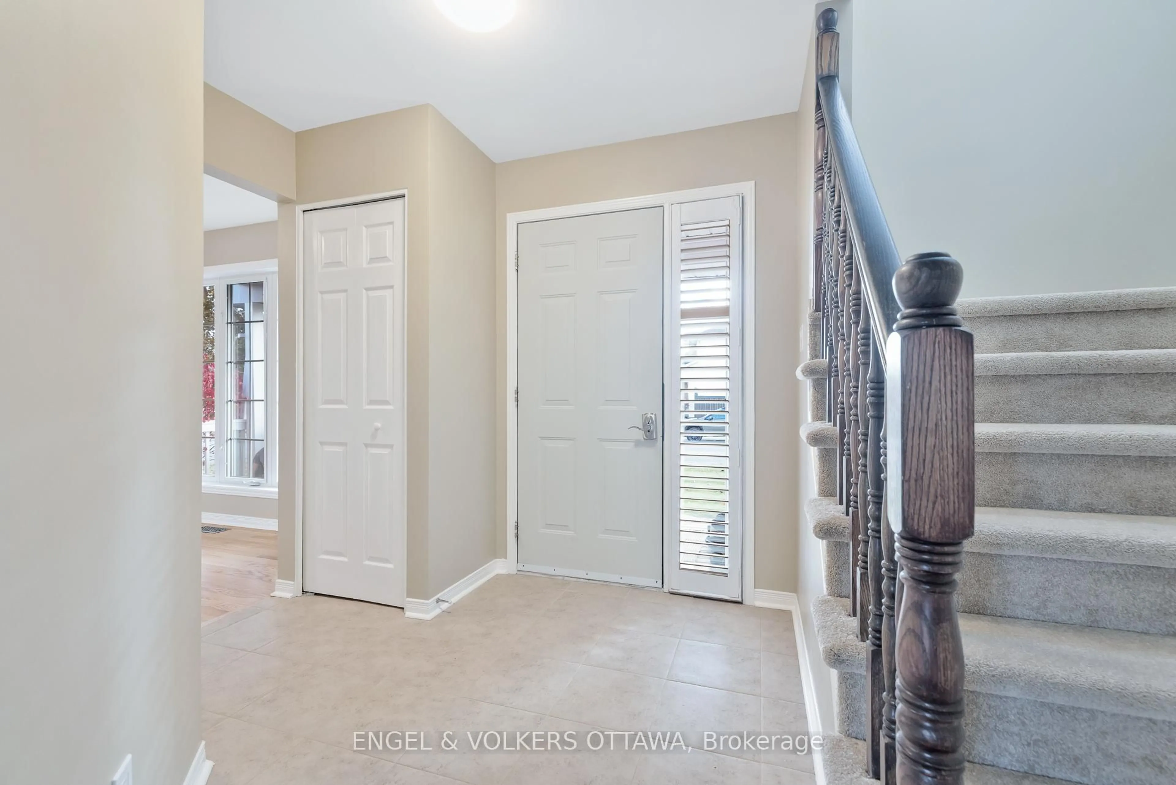 Indoor entryway for 26 Carleton Cathcart St, Ottawa Ontario K2S 1M7
