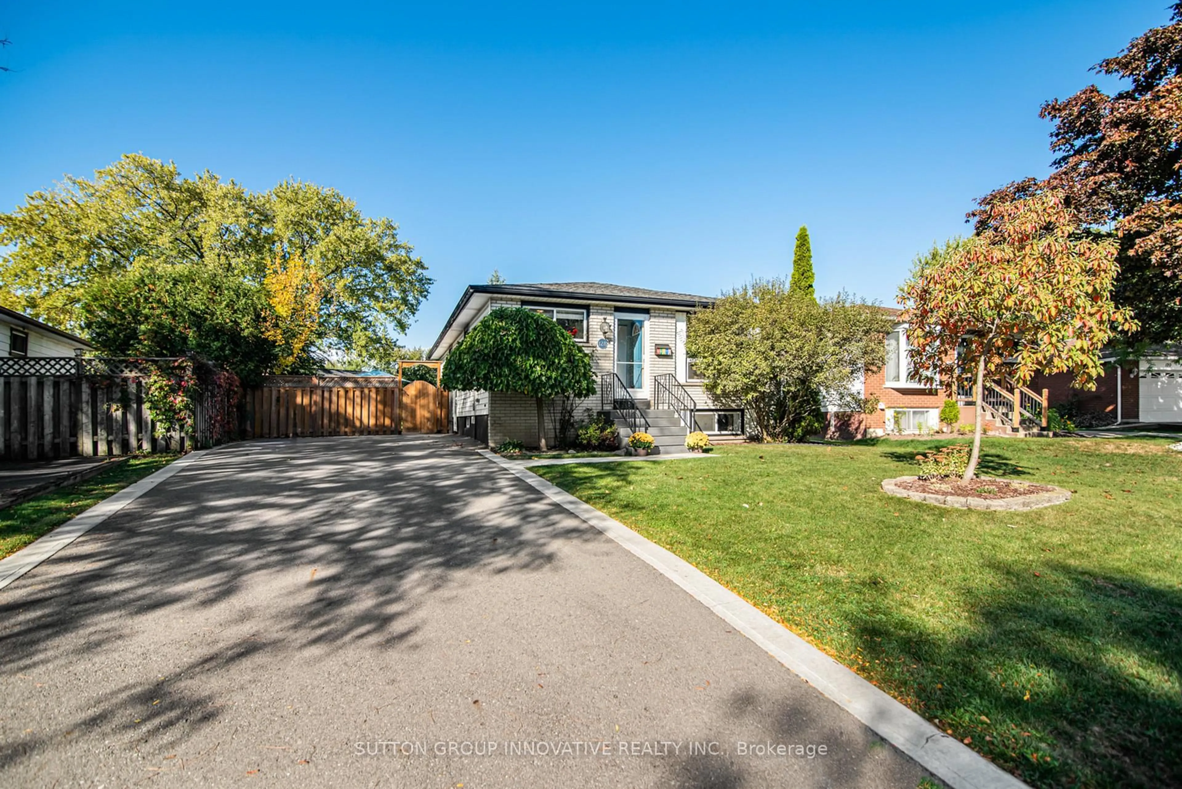 A pic from outside/outdoor area/front of a property/back of a property/a pic from drone, street for 128 Moxley Dr, Hamilton Ontario L8T 4R9