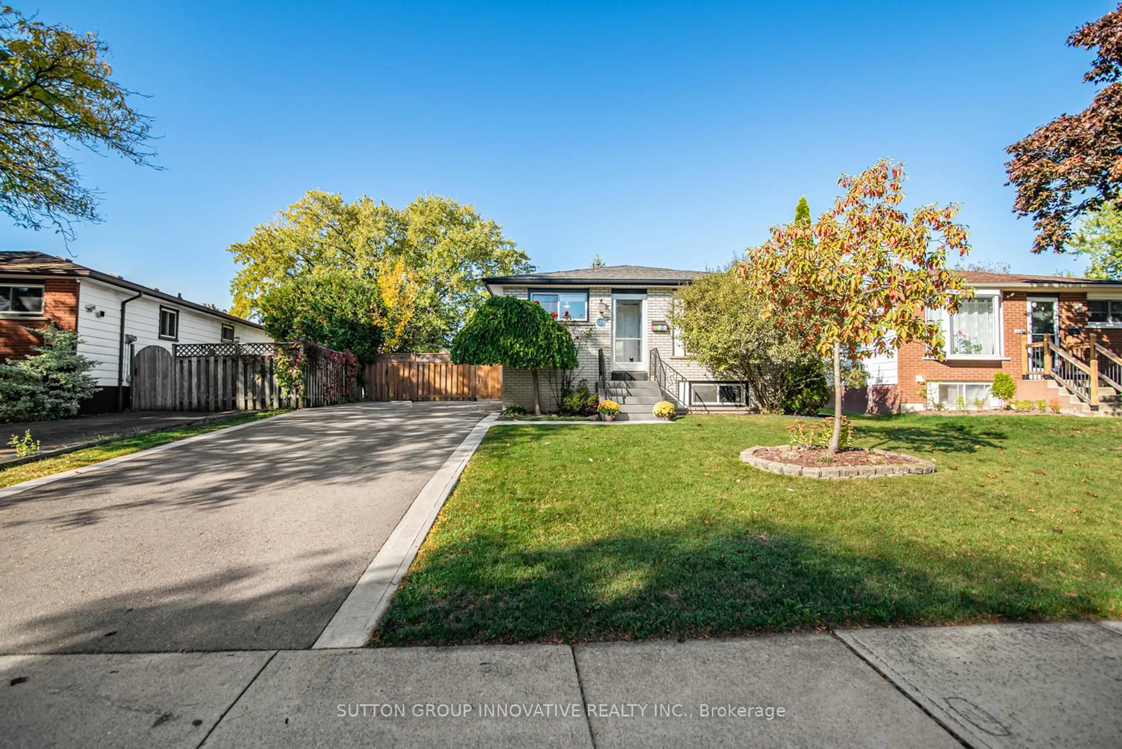 A pic from outside/outdoor area/front of a property/back of a property/a pic from drone, street for 128 Moxley Dr, Hamilton Ontario L8T 4R9