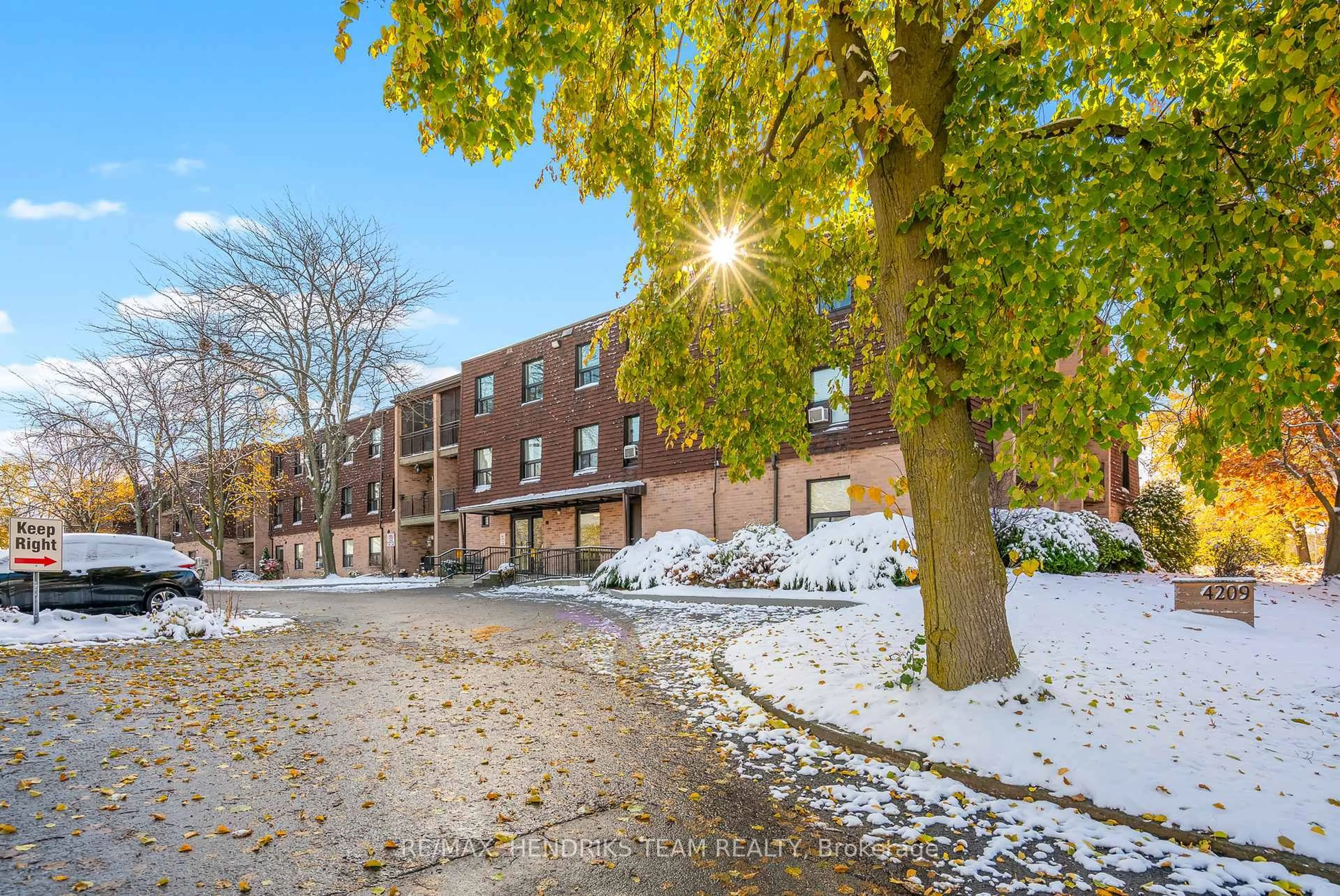 A pic from outside/outdoor area/front of a property/back of a property/a pic from drone, street for 4209 Hixon St #108, Lincoln Ontario L0R 1B7