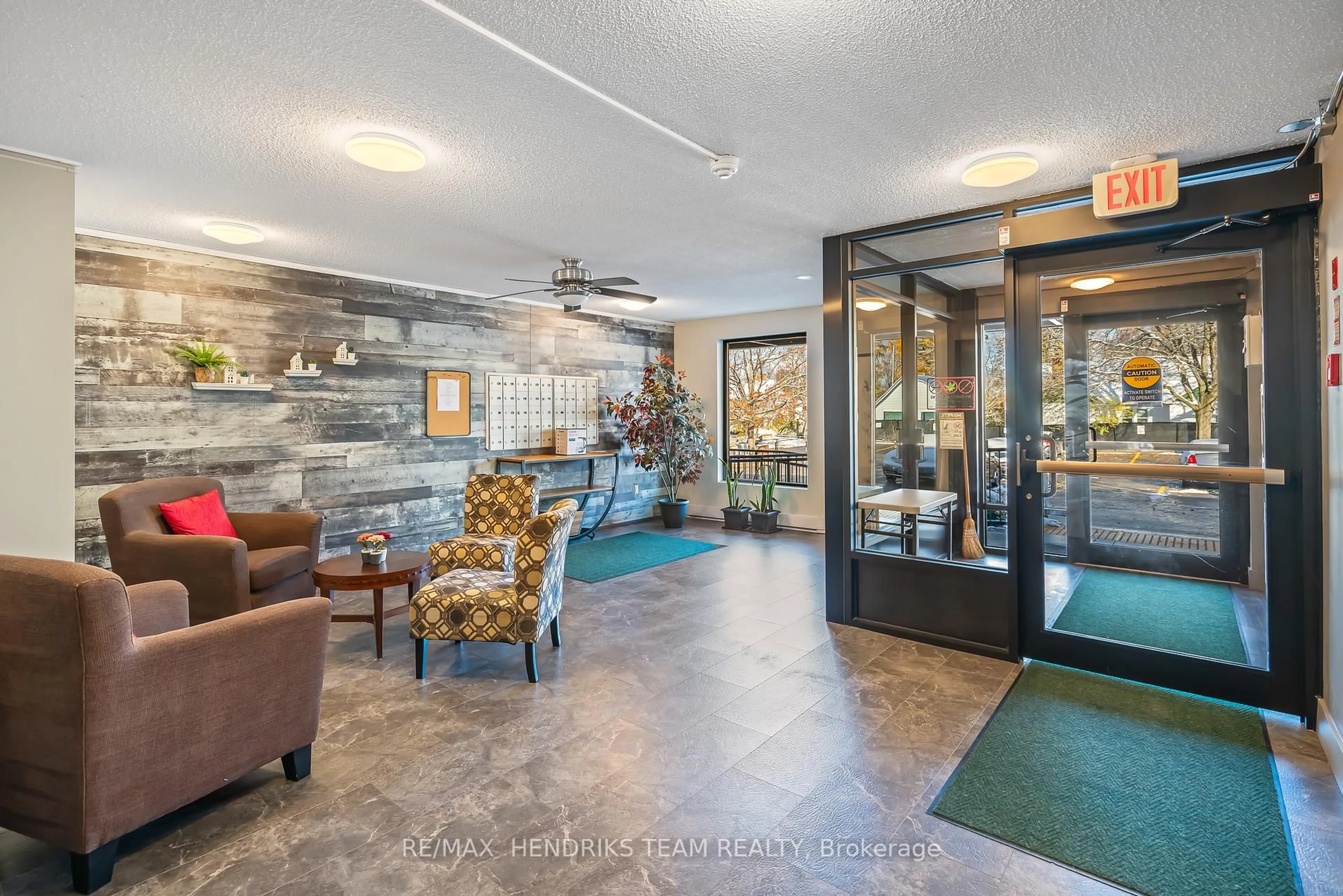 Indoor foyer for 4209 Hixon St #108, Lincoln Ontario L0R 1B7