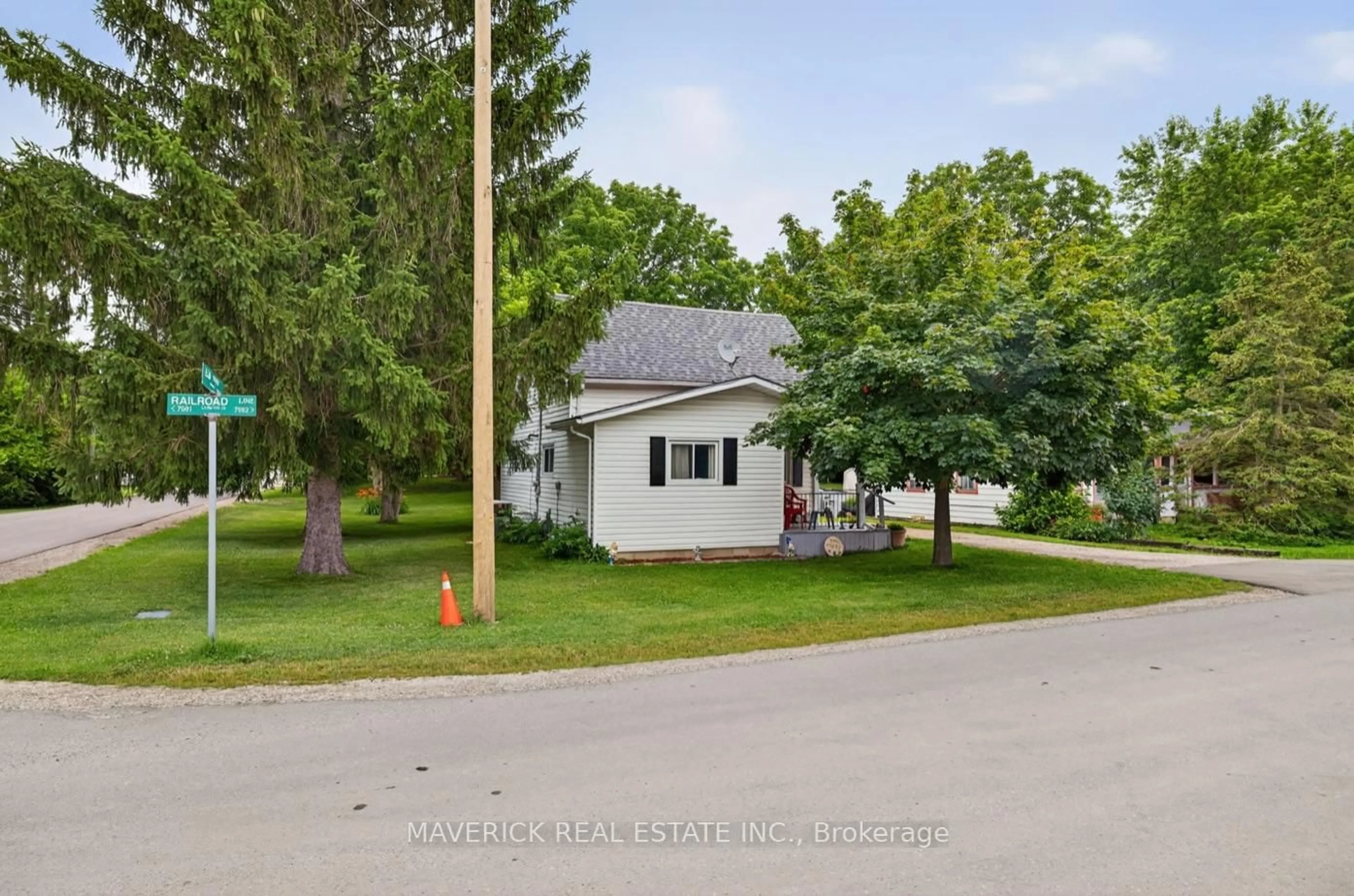 A pic from outside/outdoor area/front of a property/back of a property/a pic from drone, street for 7982 Railroad Line, Brooke-Alvinston Ontario N0N 1A0