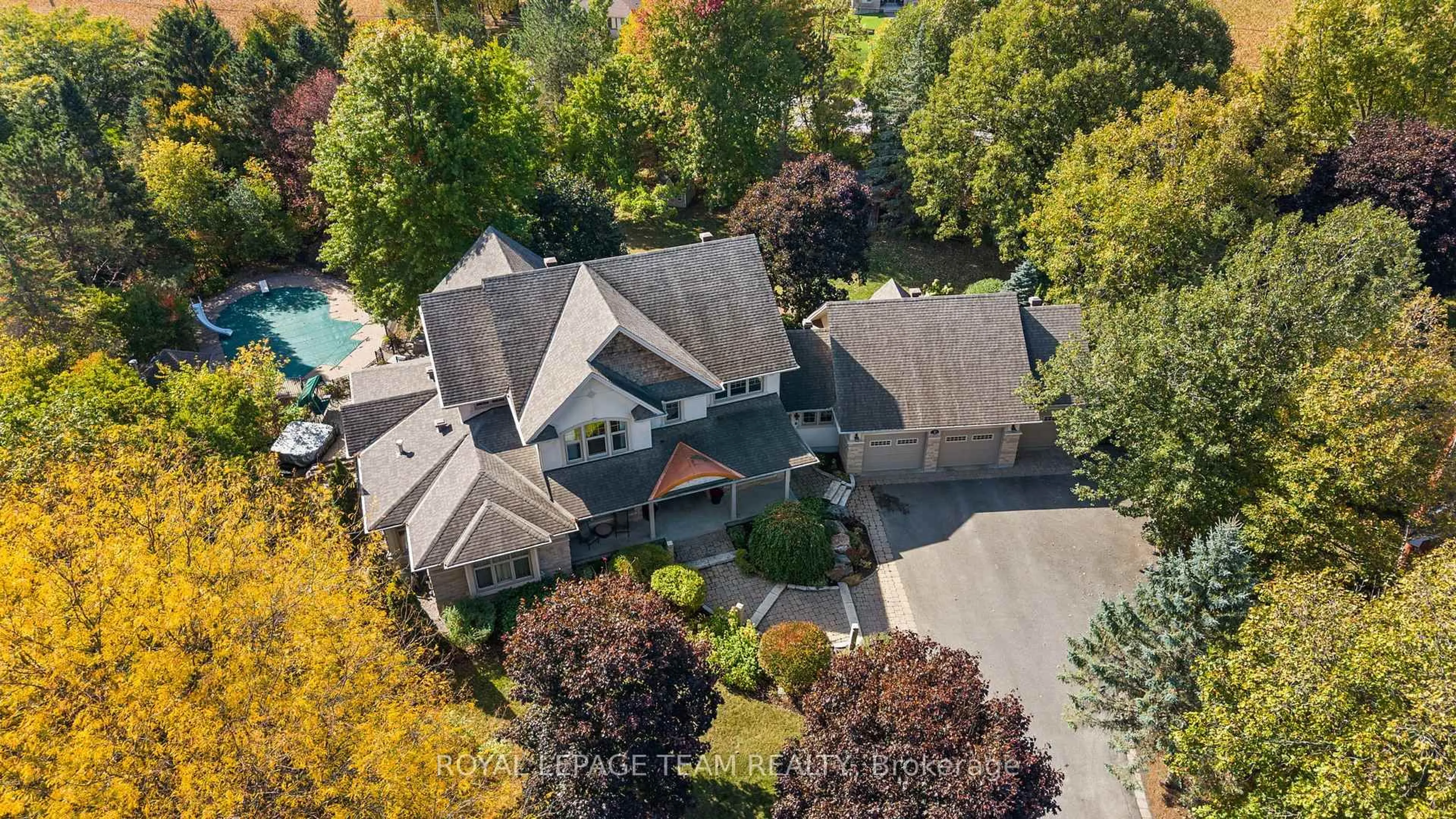 A pic from outside/outdoor area/front of a property/back of a property/a pic from drone, street for 7 Sara Crt, Nepean Ontario K2R 1E2