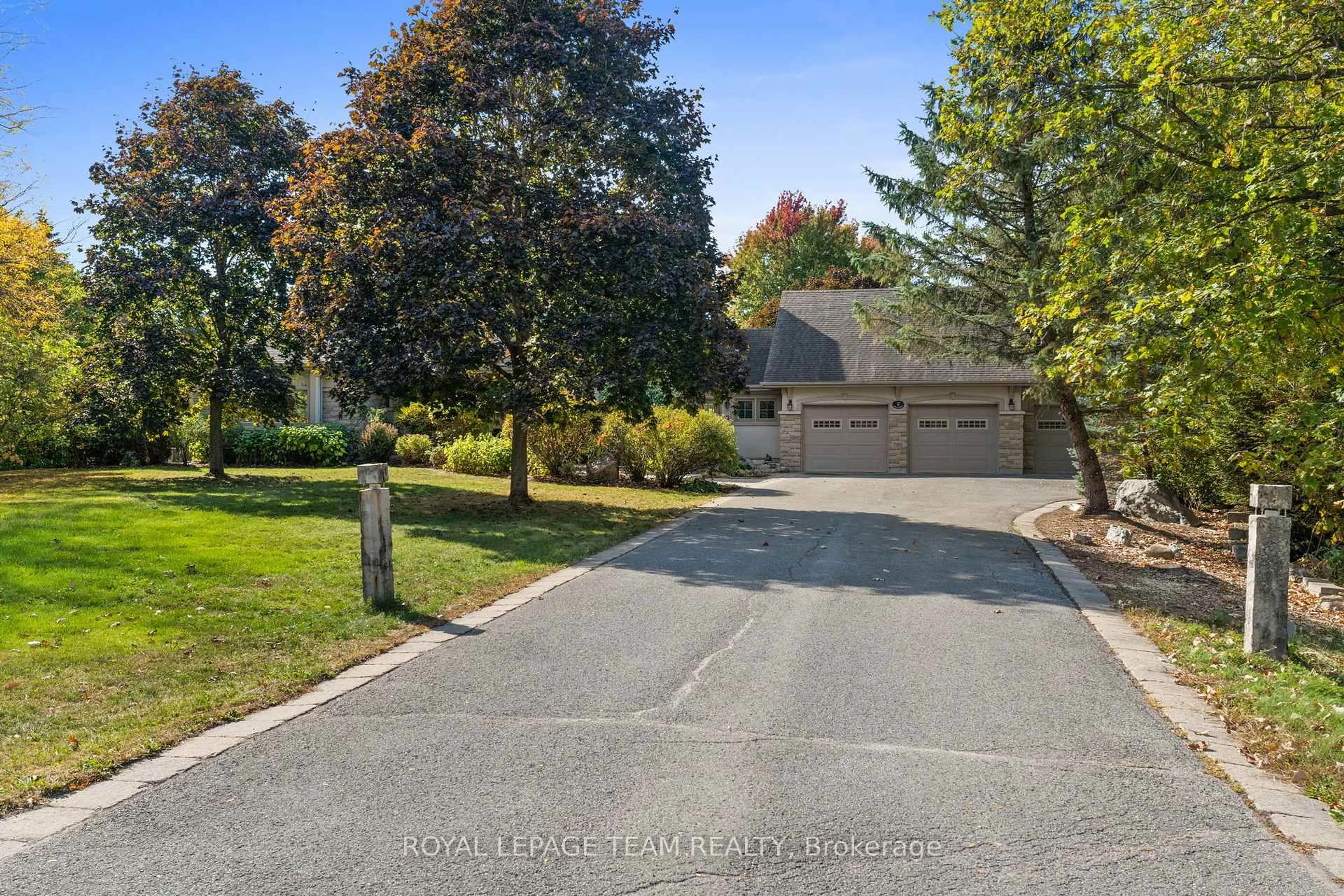 A pic from outside/outdoor area/front of a property/back of a property/a pic from drone, street for 7 Sara Crt, Nepean Ontario K2R 1E2