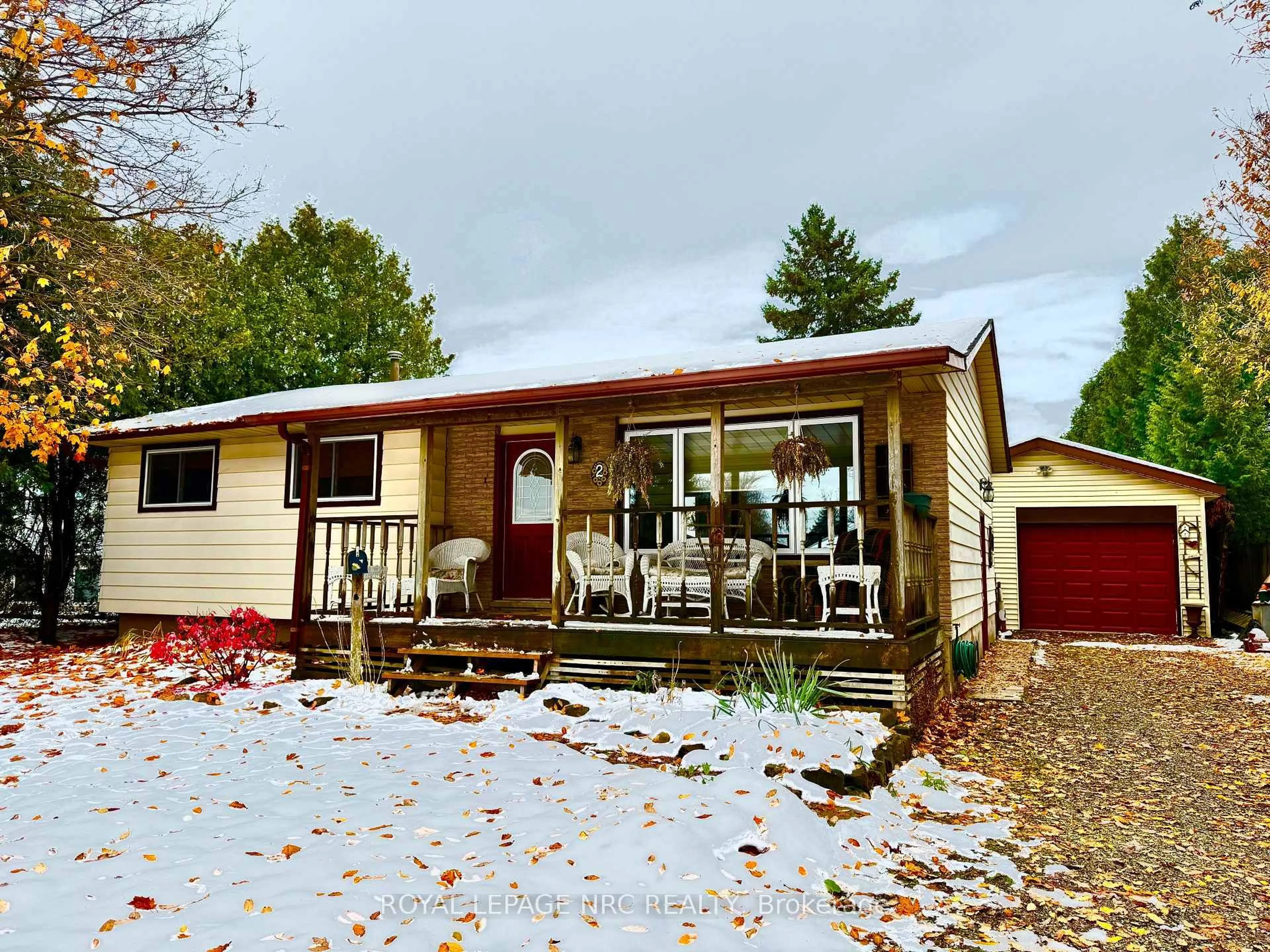 A pic from outside/outdoor area/front of a property/back of a property/a pic from drone, street for 2 Pioneer Village Cres, Thorold Ontario L2V 4J8