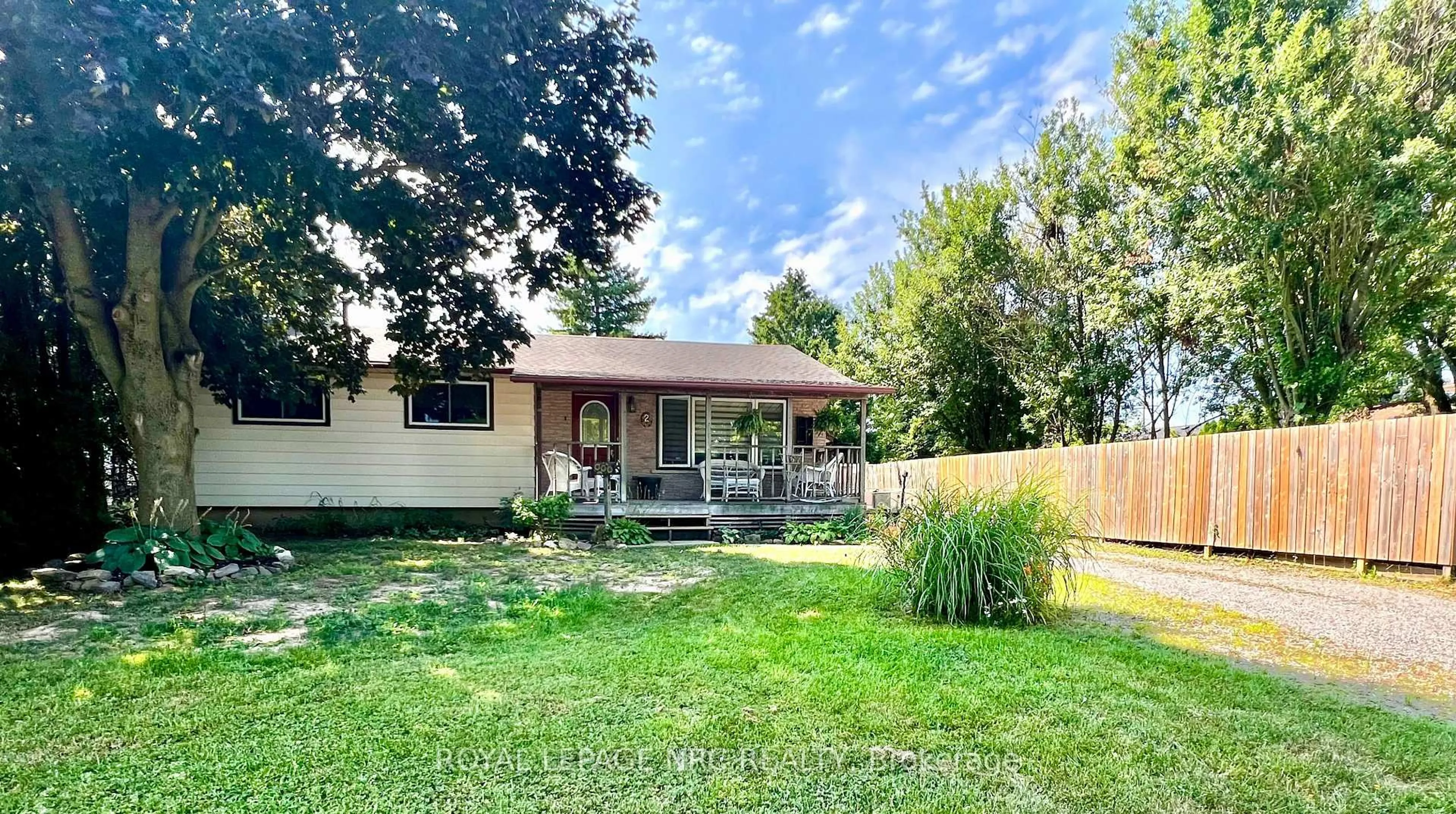 A pic from outside/outdoor area/front of a property/back of a property/a pic from drone, unknown for 2 Pioneer Village Cres, Thorold Ontario L2V 4J8