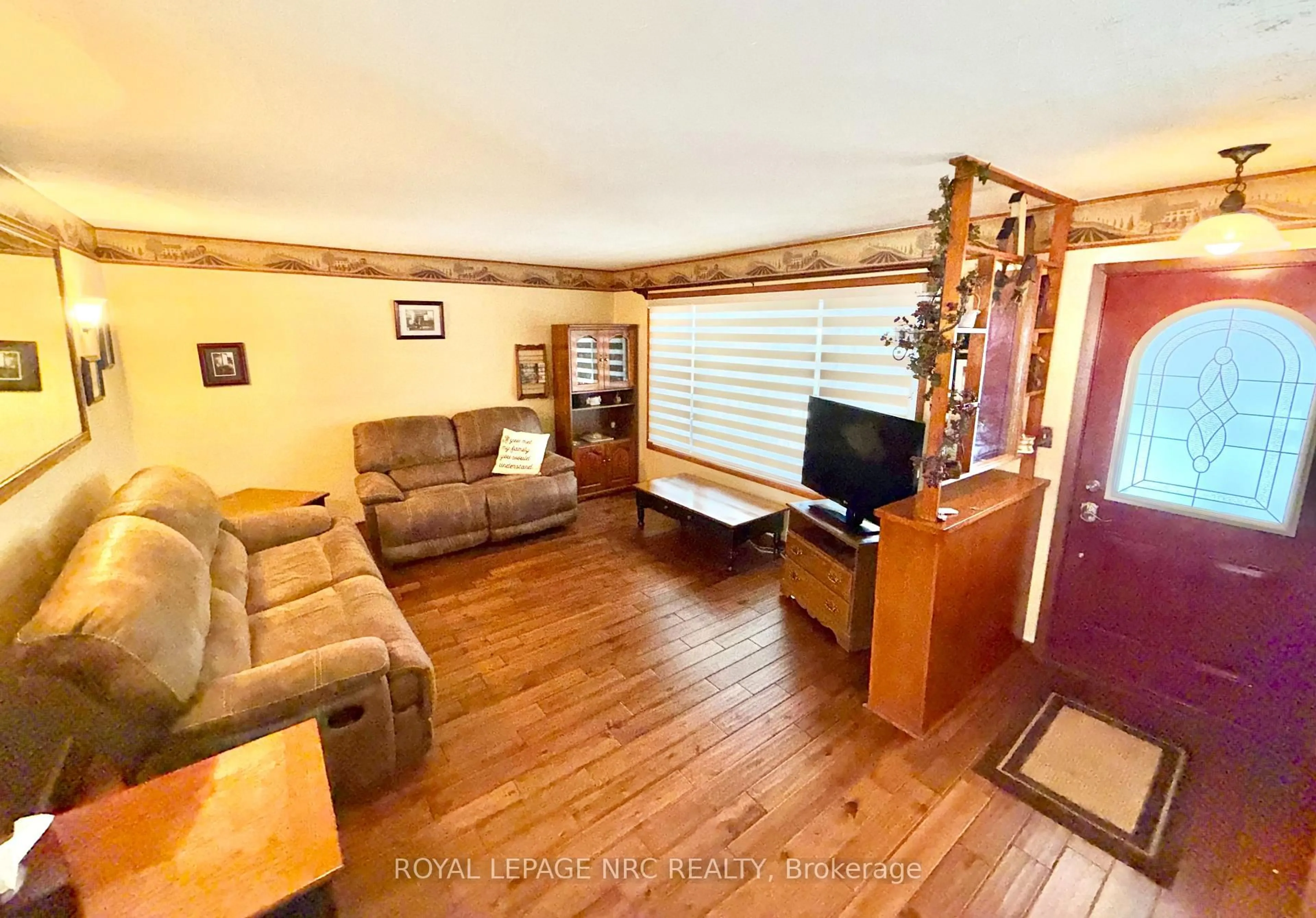 Living room with furniture, wood/laminate floor for 2 Pioneer Village Cres, Thorold Ontario L2V 4J8