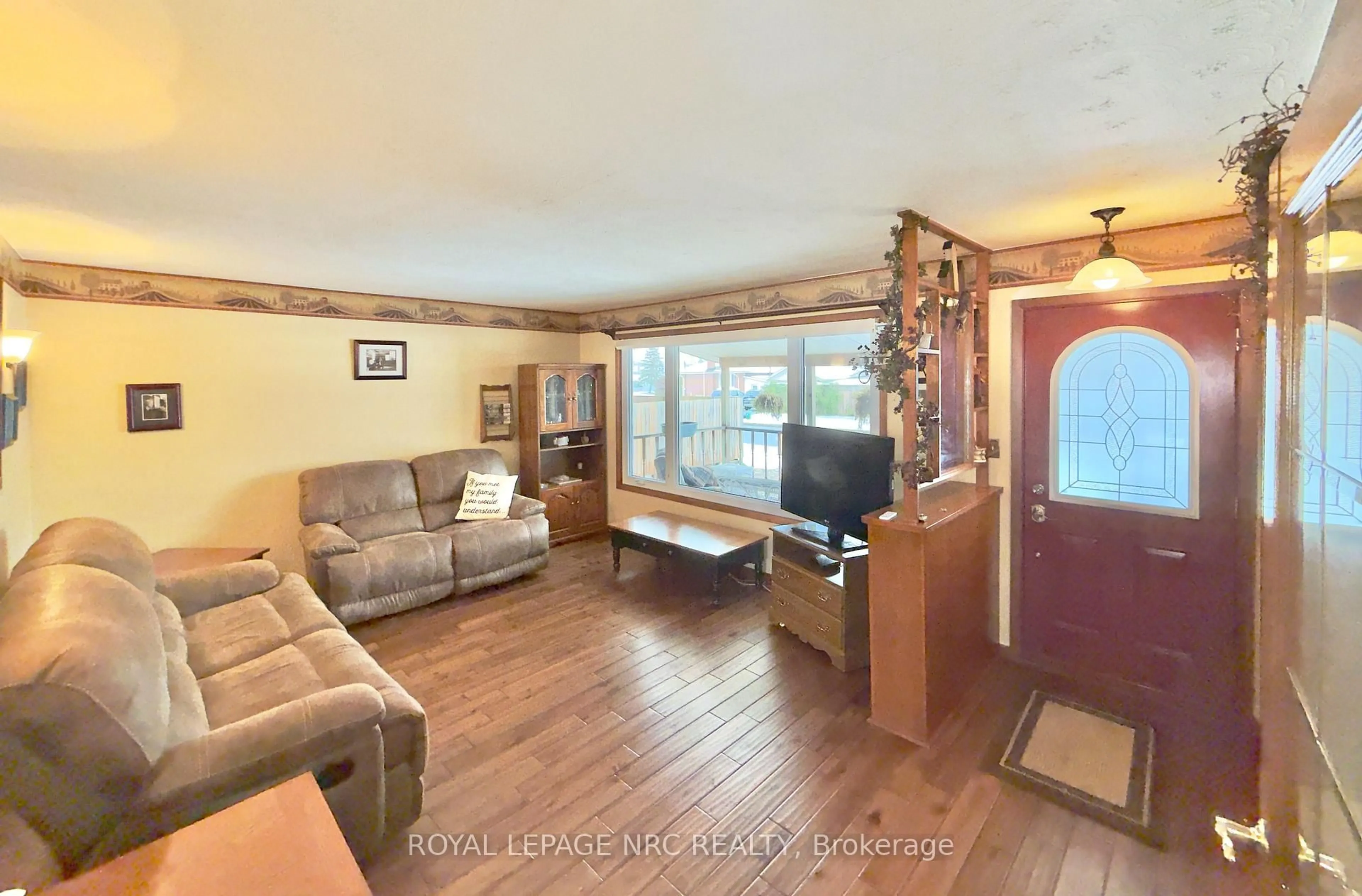 Living room with furniture, unknown for 2 Pioneer Village Cres, Thorold Ontario L2V 4J8