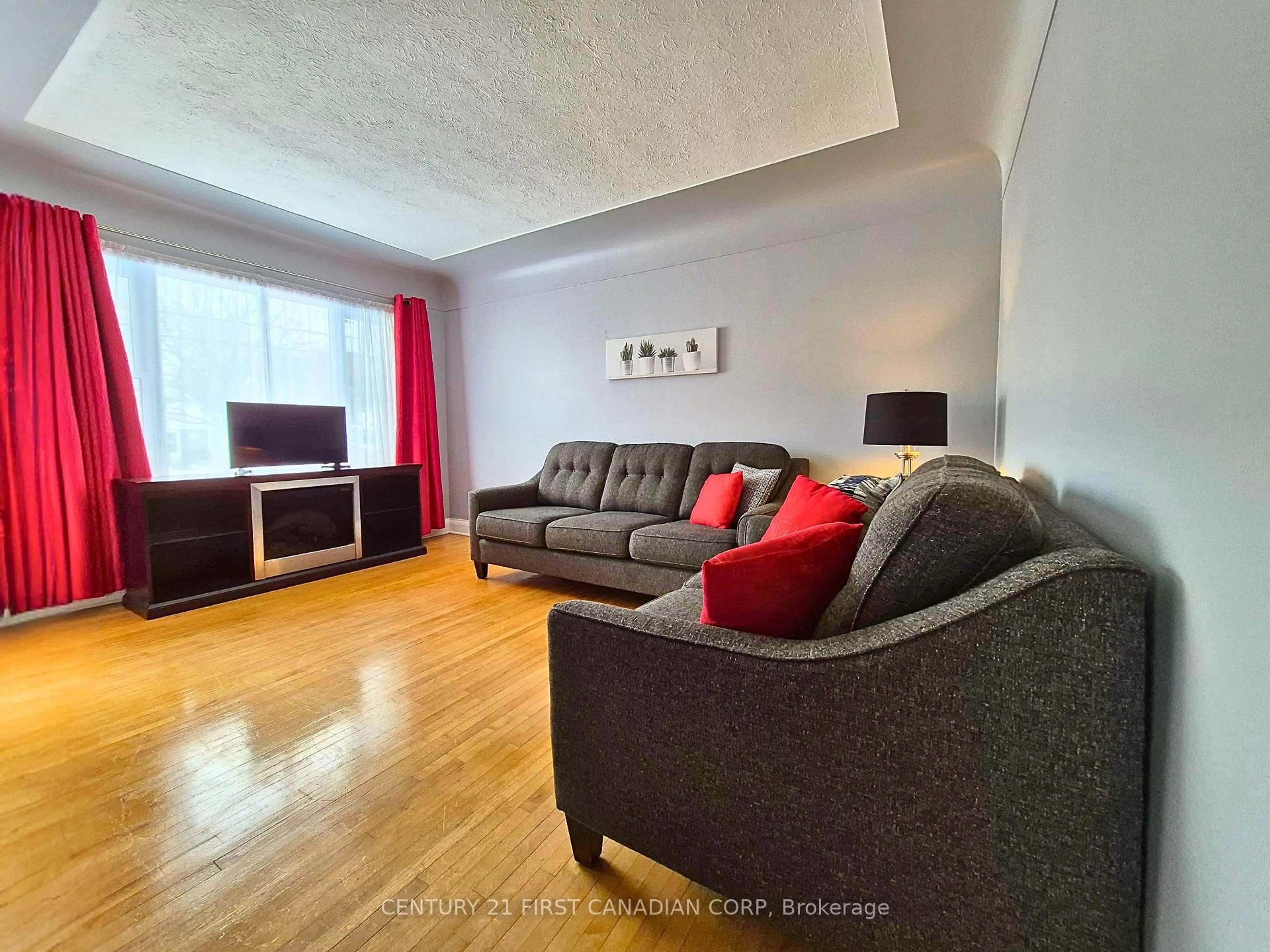 Living room with furniture, wood/laminate floor for 1727 Parkhurst Ave, London East Ontario N5V 2C4