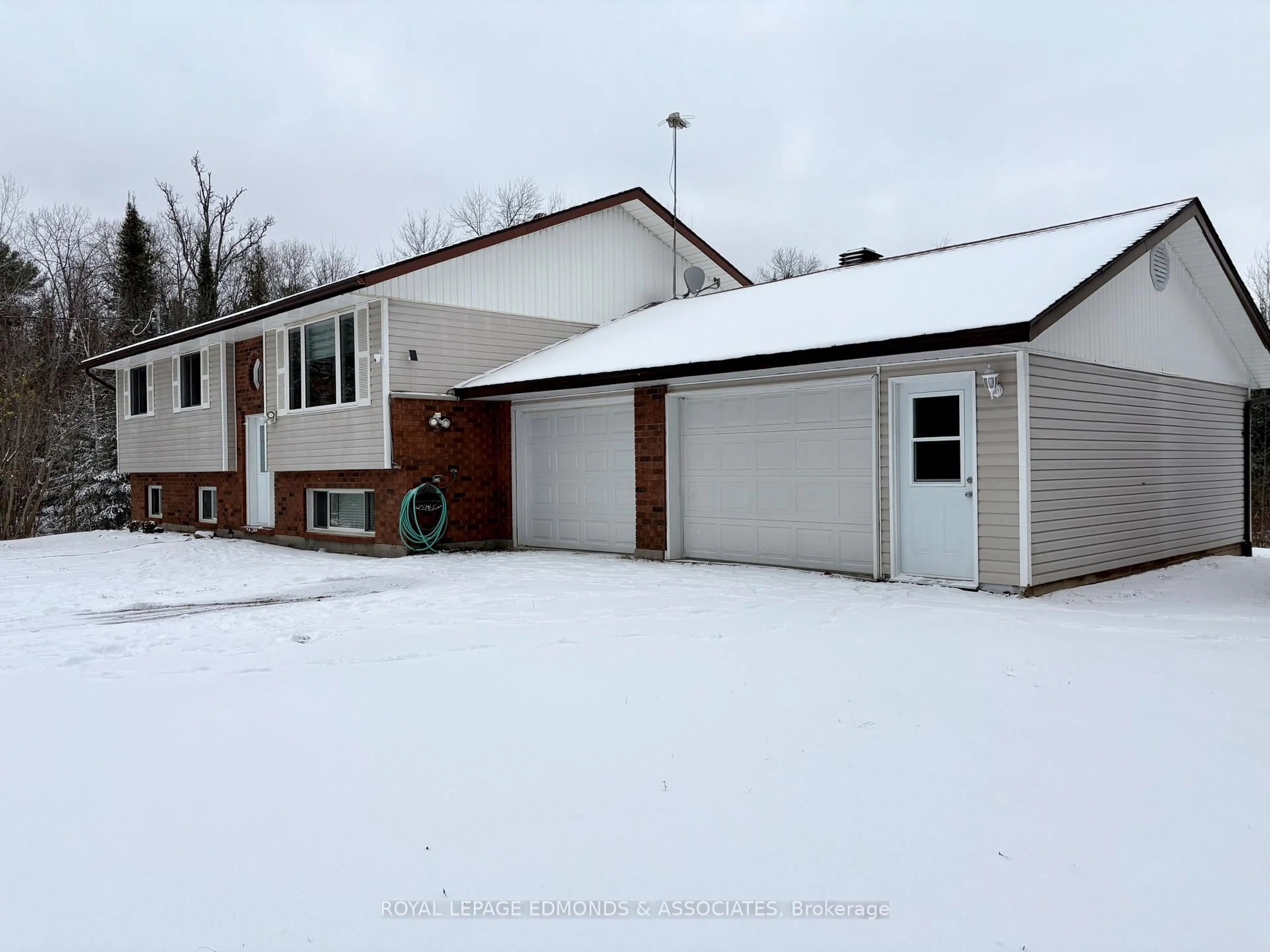 Home with vinyl exterior material, street for 418 Forest Park Rd, Pembroke Ontario K8A 6W2
