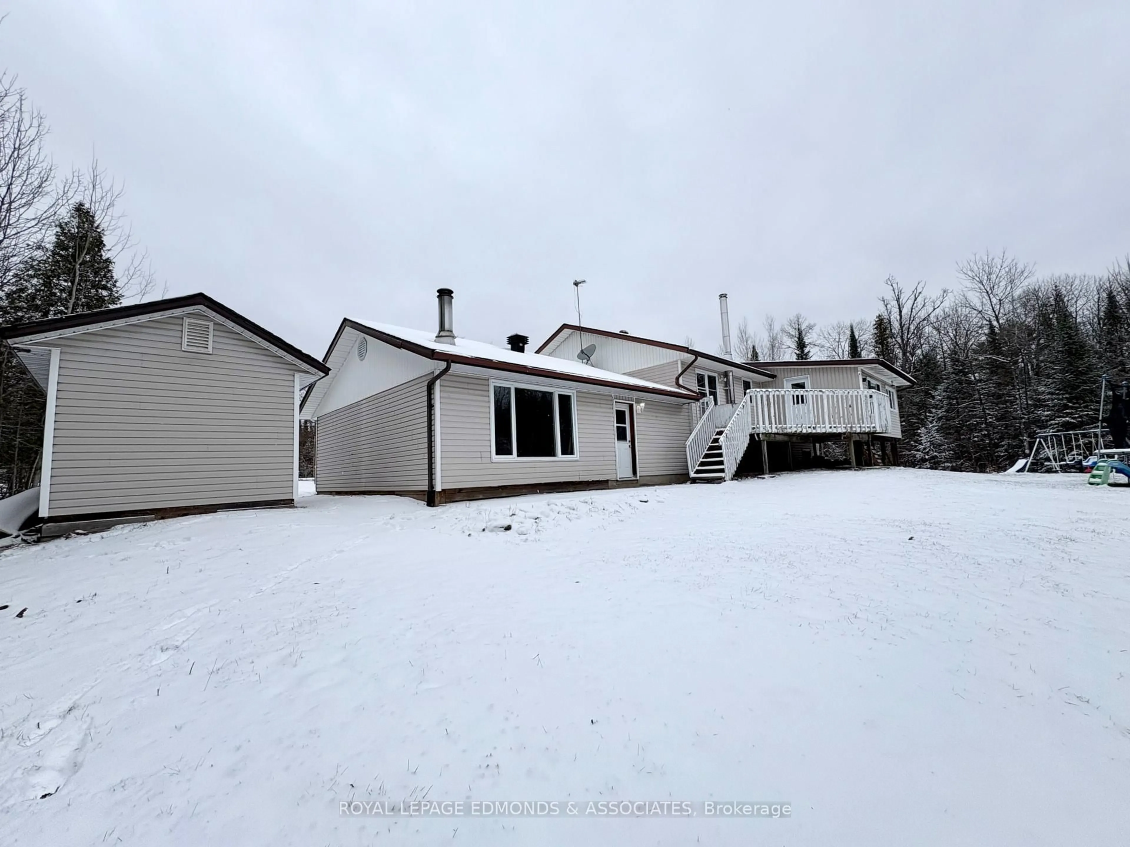 A pic from outside/outdoor area/front of a property/back of a property/a pic from drone, building for 418 Forest Park Rd, Pembroke Ontario K8A 6W2