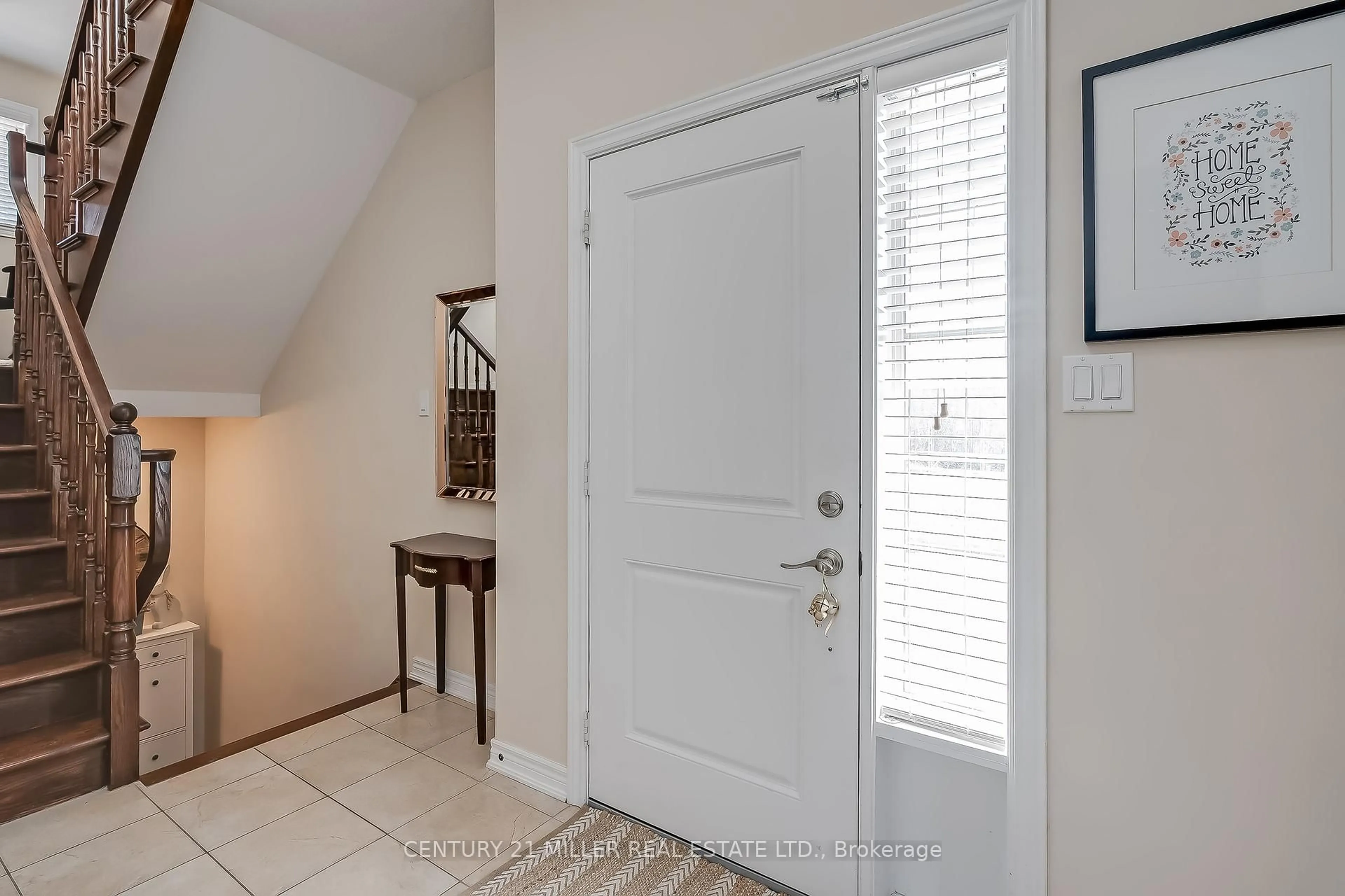 Indoor entryway for 45 Seabreeze Cres #19, Hamilton Ontario L8E 5C8