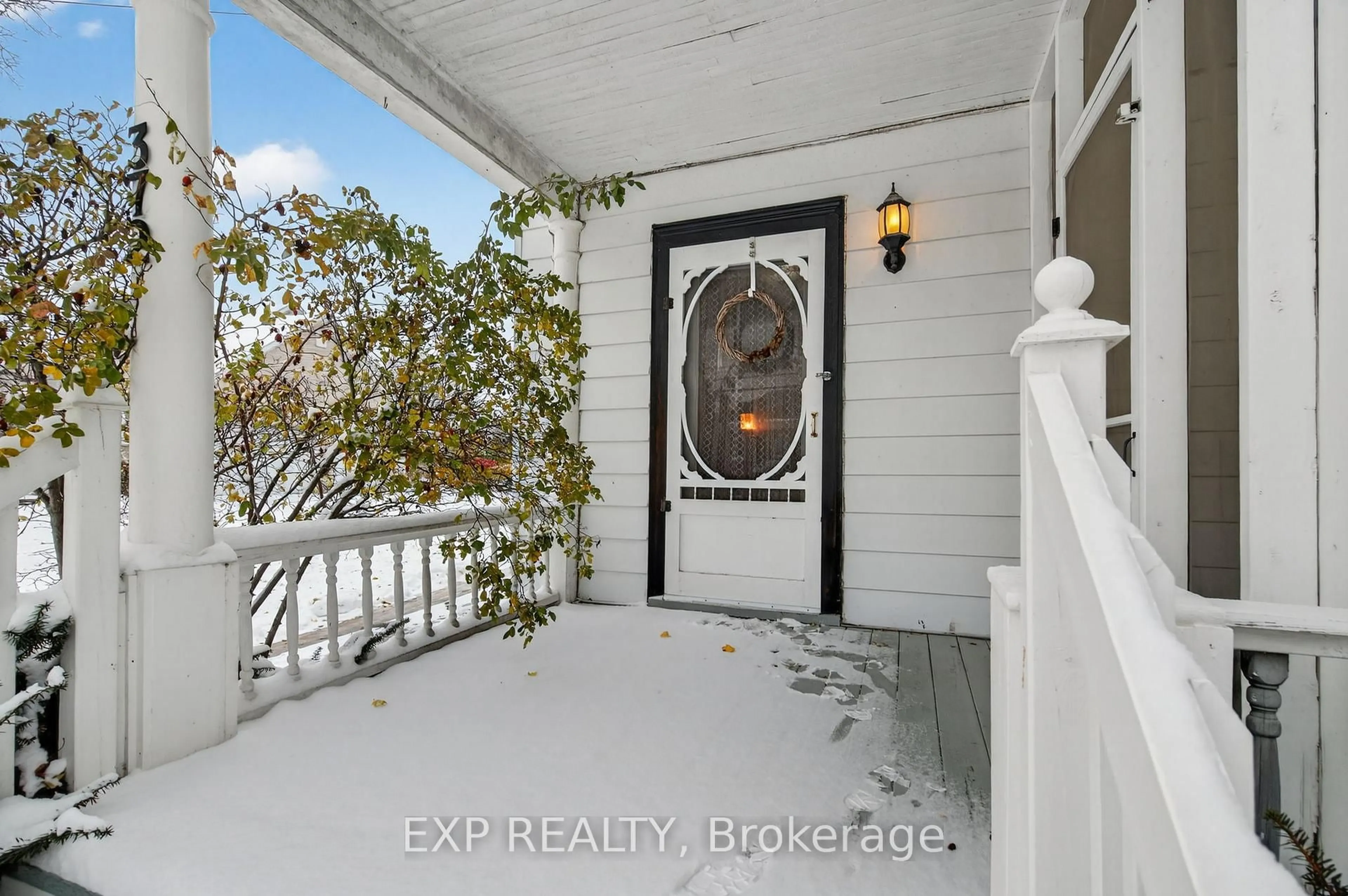 Indoor entryway for 372 Main St, Prince Edward County Ontario K0K 3L0