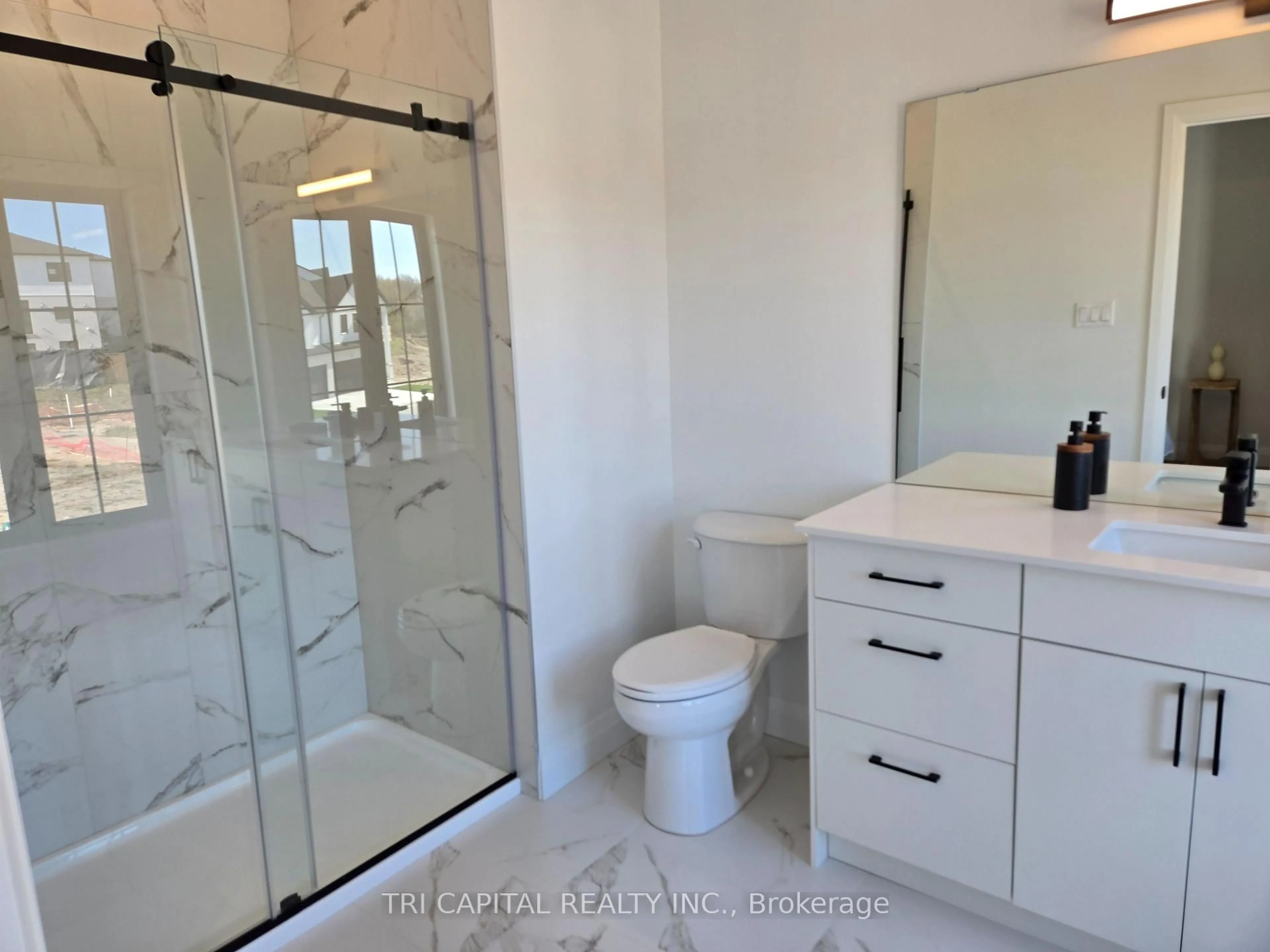 Contemporary bathroom, ceramic/tile floor for 3425 GRAND OAK #36, London South Ontario N6P 0G6