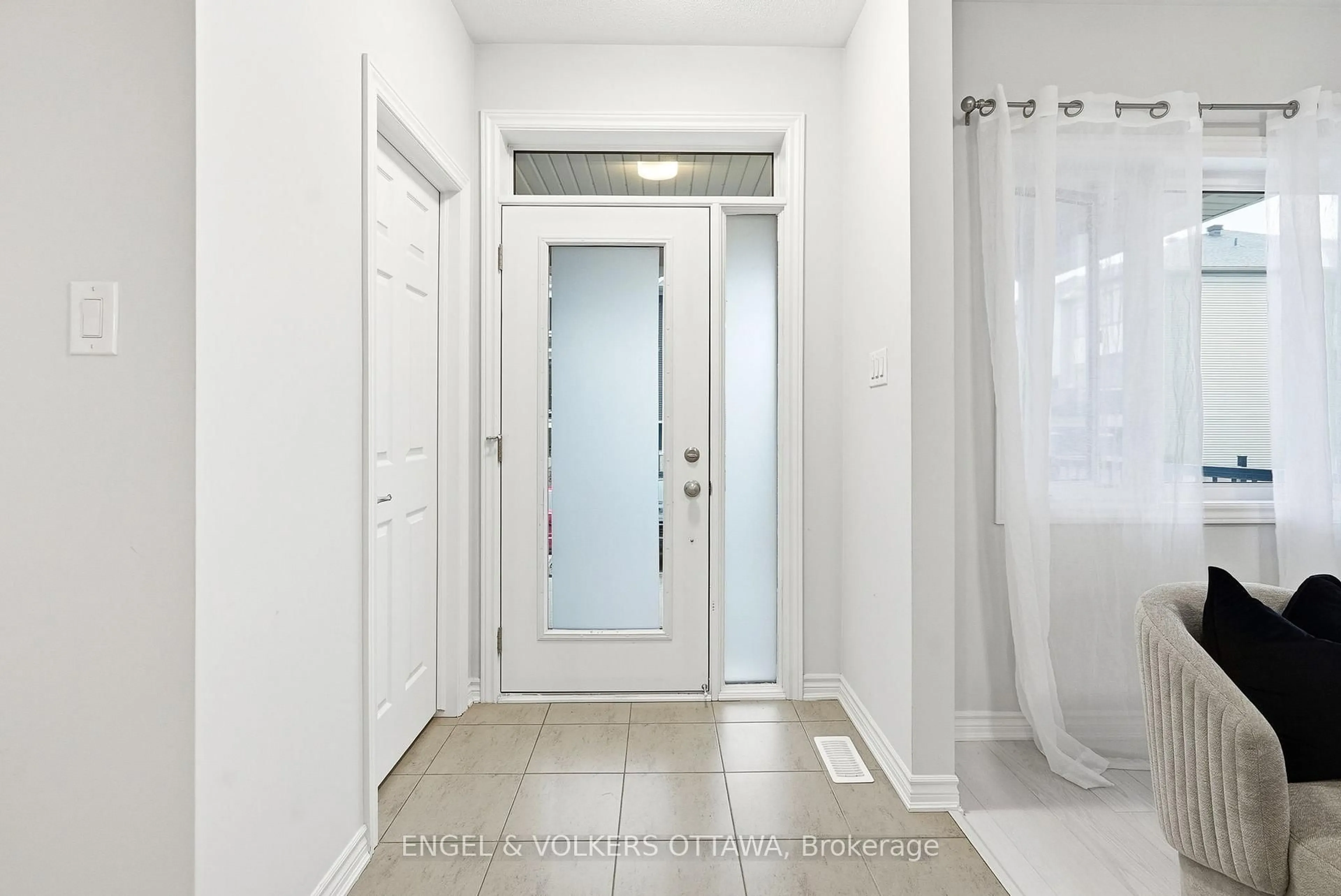 Indoor entryway for 135 Anthracite Private, Ottawa Ontario K2J 7C8