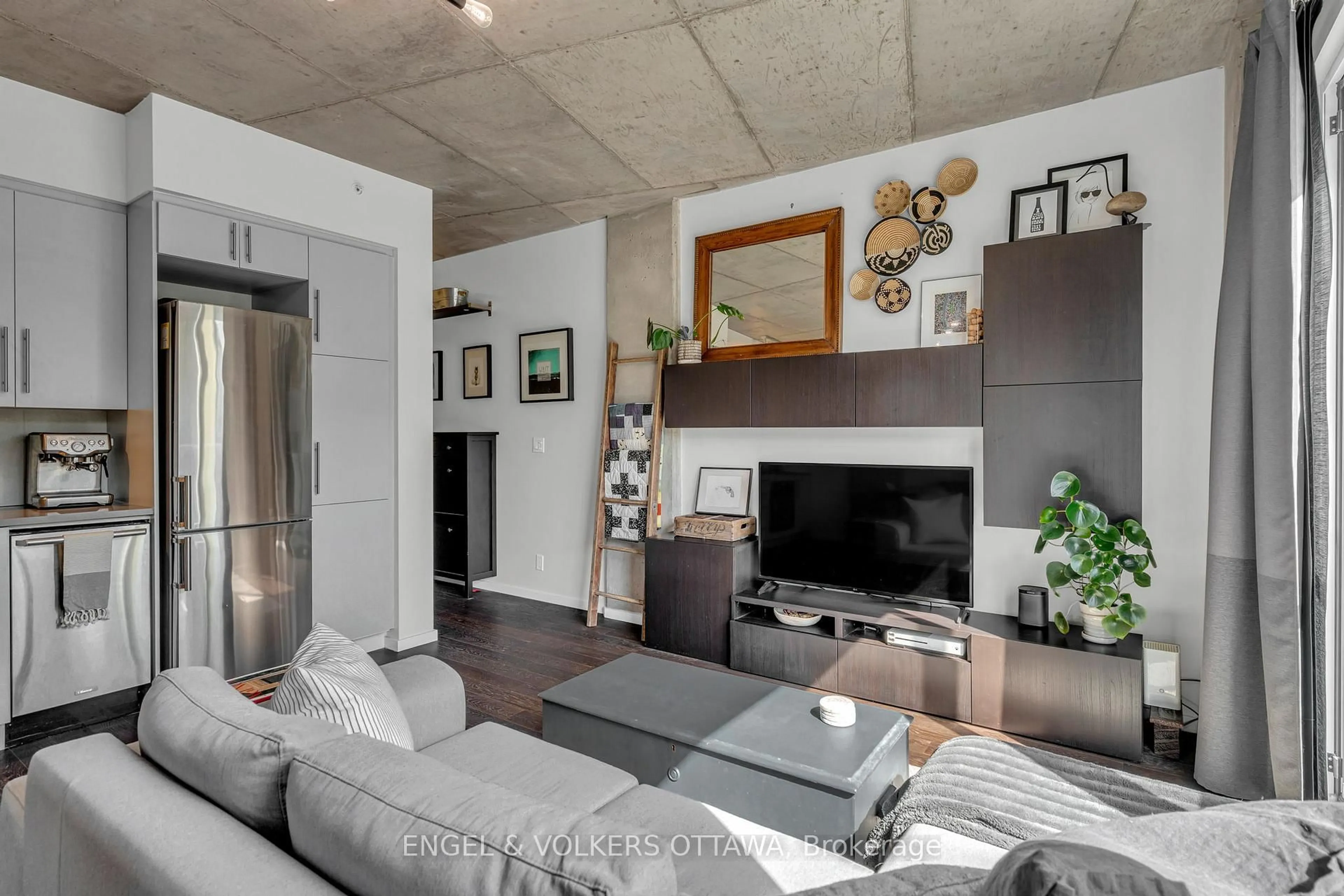 Living room with furniture, cement floor for 1000 WELLINGTON St #210, Ottawa Ontario K1Y 2X9