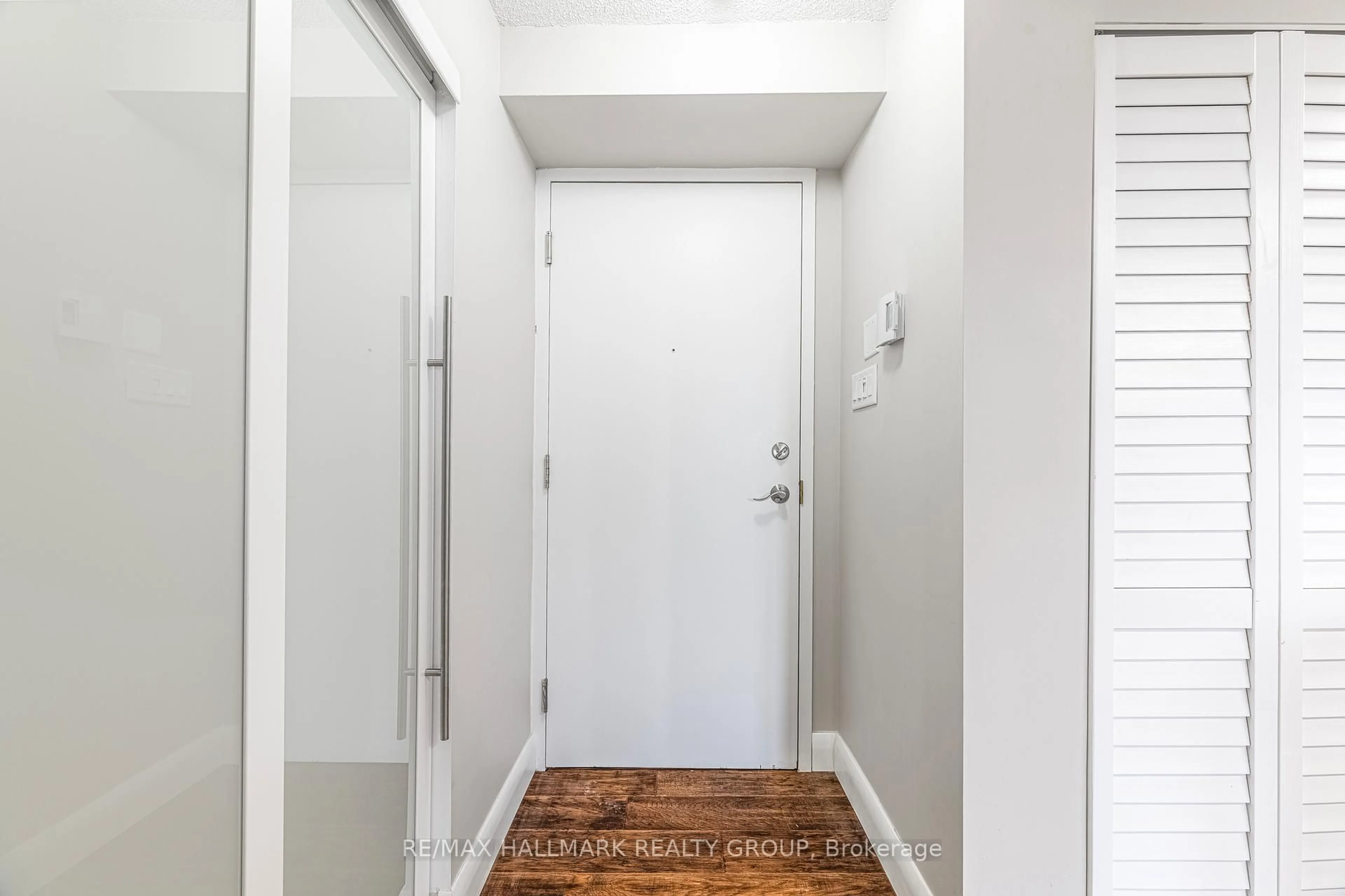 Indoor entryway for 1025 GRENON Ave #902, Ottawa Ontario K2B 8S5