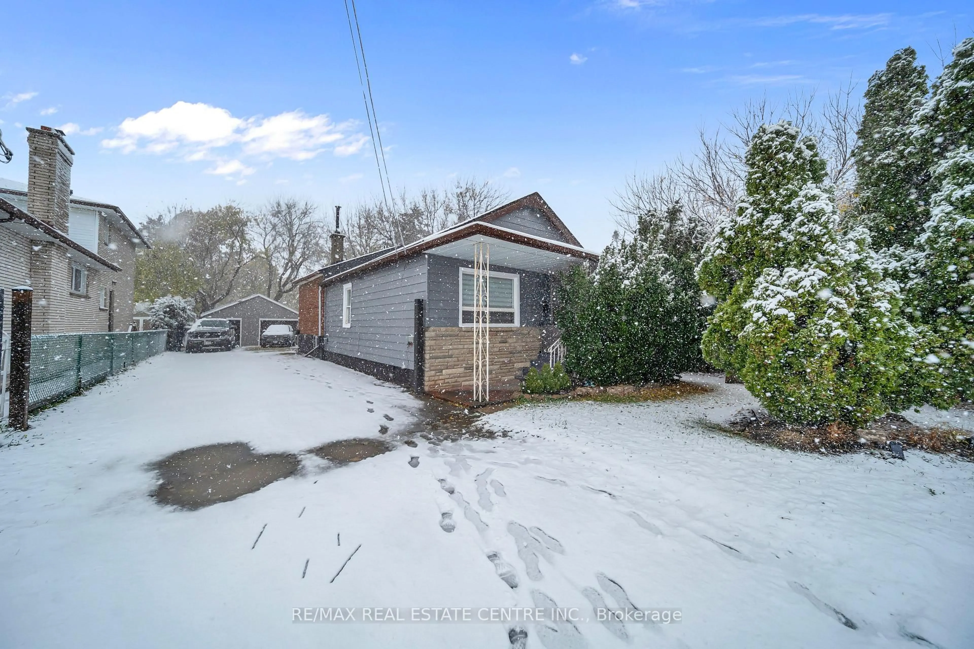 A pic from outside/outdoor area/front of a property/back of a property/a pic from drone, street for 191 Margaret Ave, Hamilton Ontario L8E 2H6