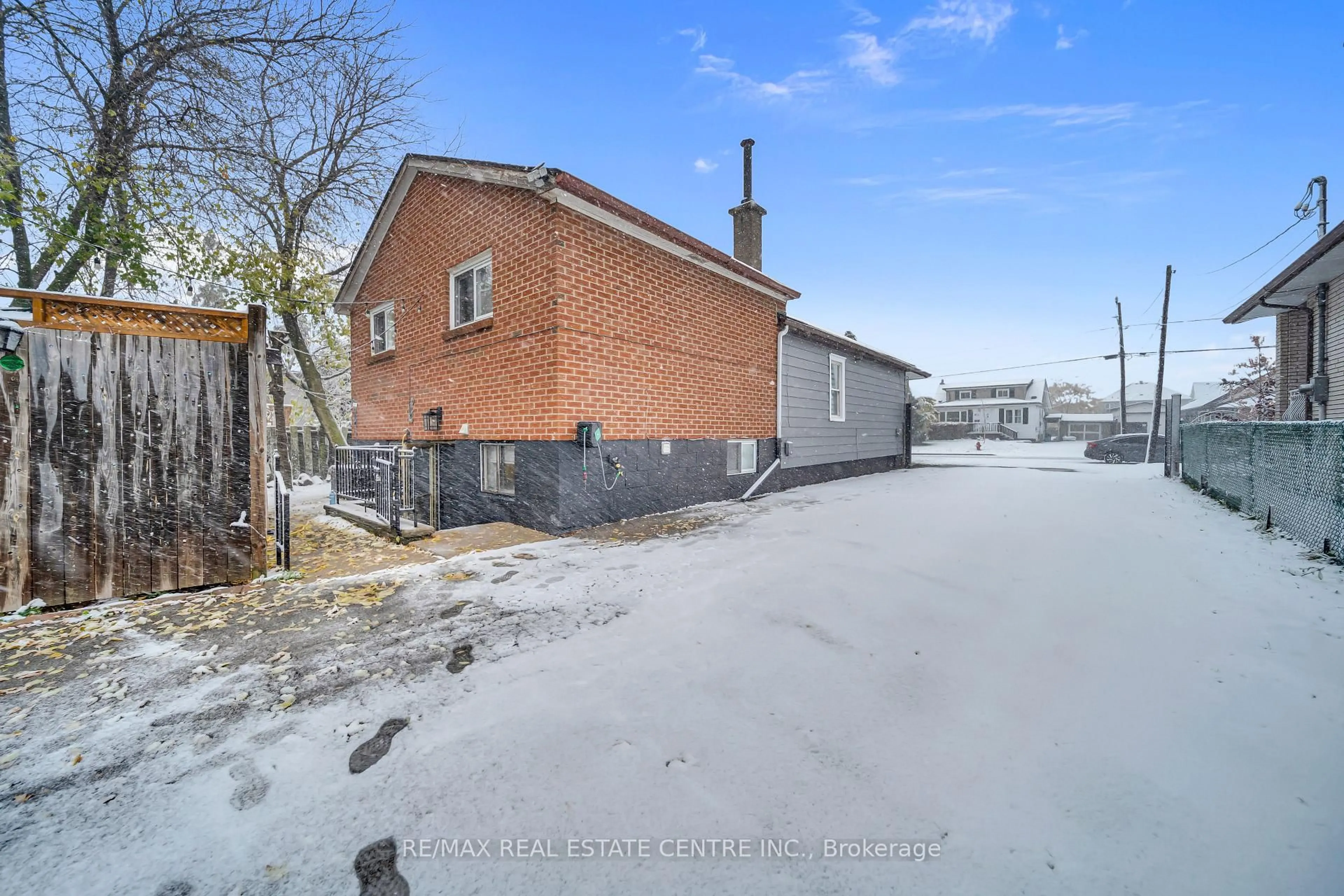 A pic from outside/outdoor area/front of a property/back of a property/a pic from drone, street for 191 Margaret Ave, Hamilton Ontario L8E 2H6