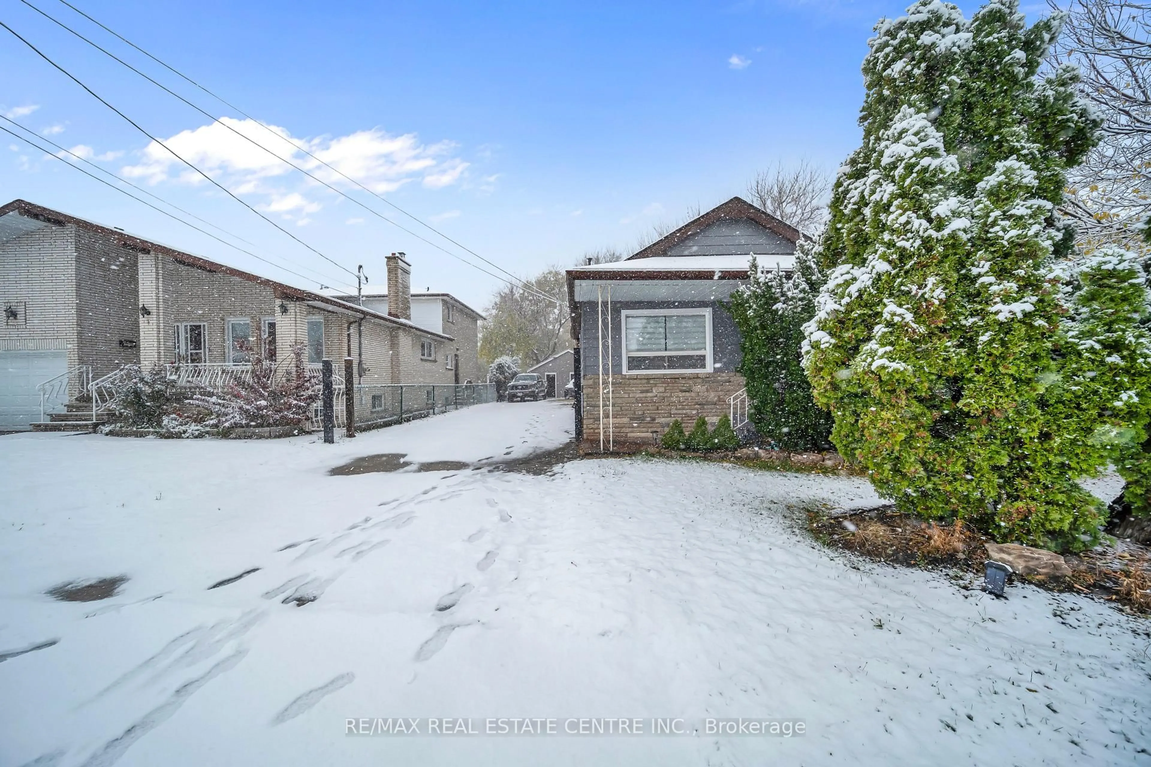 A pic from outside/outdoor area/front of a property/back of a property/a pic from drone, street for 191 Margaret Ave, Hamilton Ontario L8E 2H6