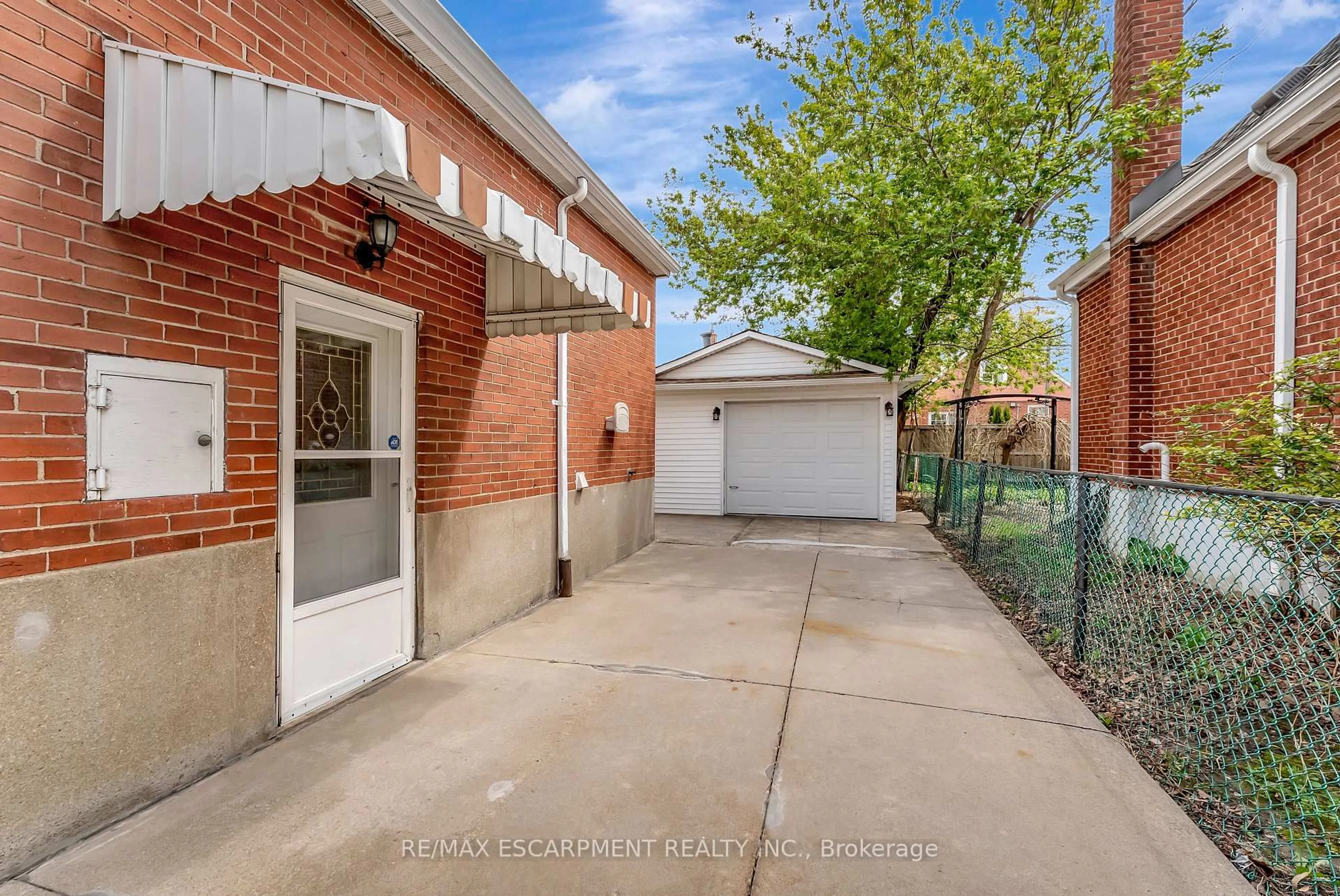 Unknown for 131 East 42nd St, Hamilton Ontario L8T 3A2