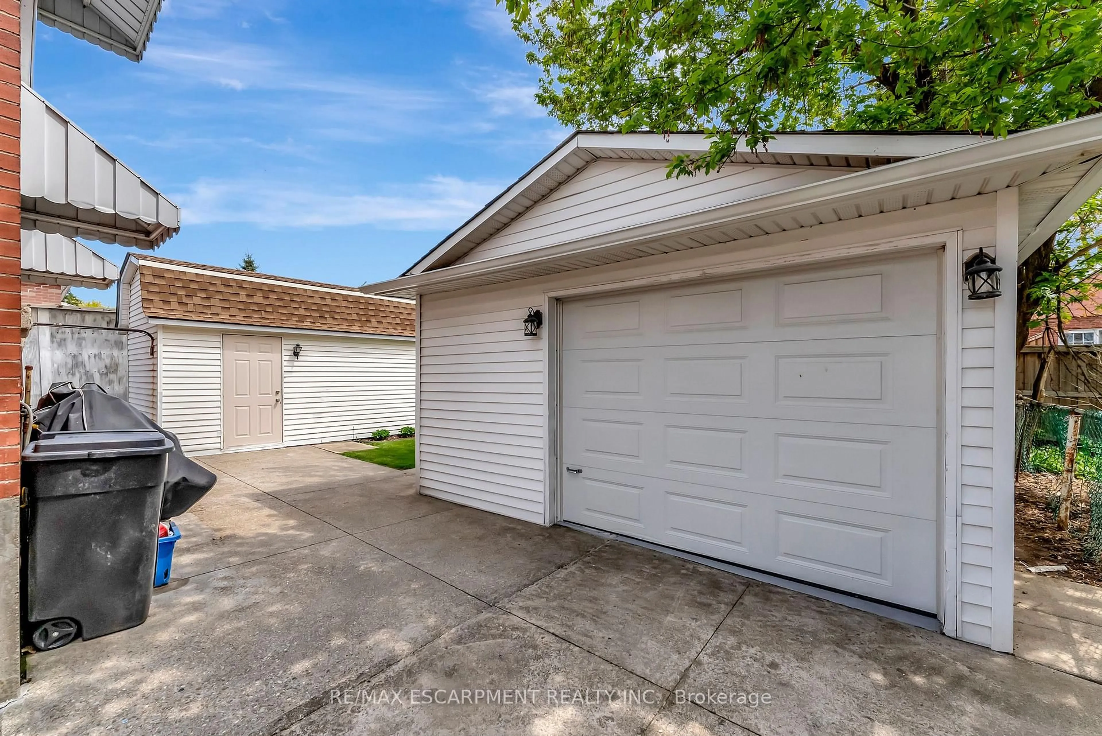 Indoor garage for 131 East 42nd St, Hamilton Ontario L8T 3A2
