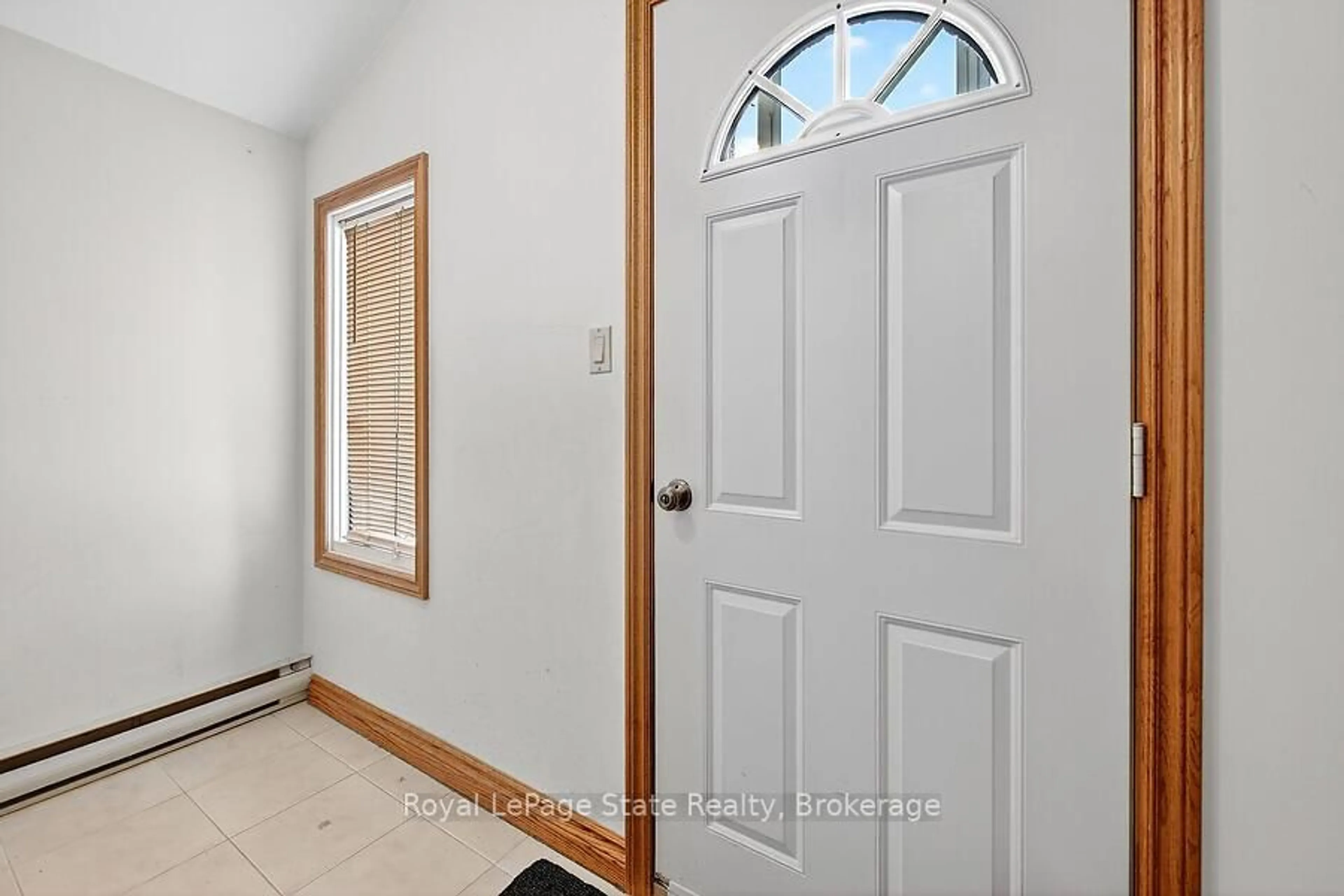 Indoor entryway for 80 Tyrone Dr, Hamilton Ontario L9C 2M7