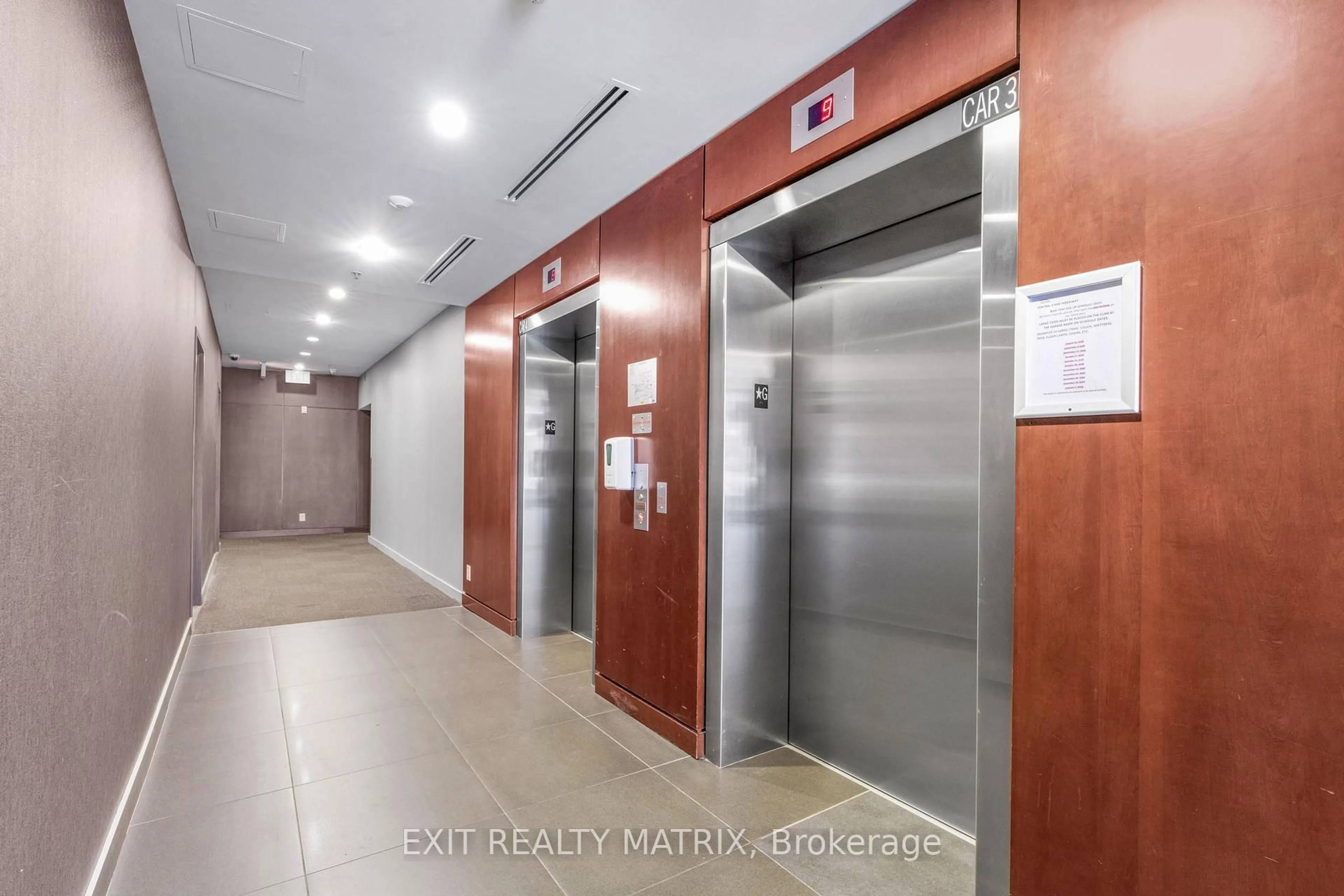 Indoor foyer for 340 Mcleod St #749, Ottawa Ontario K2P 1A4