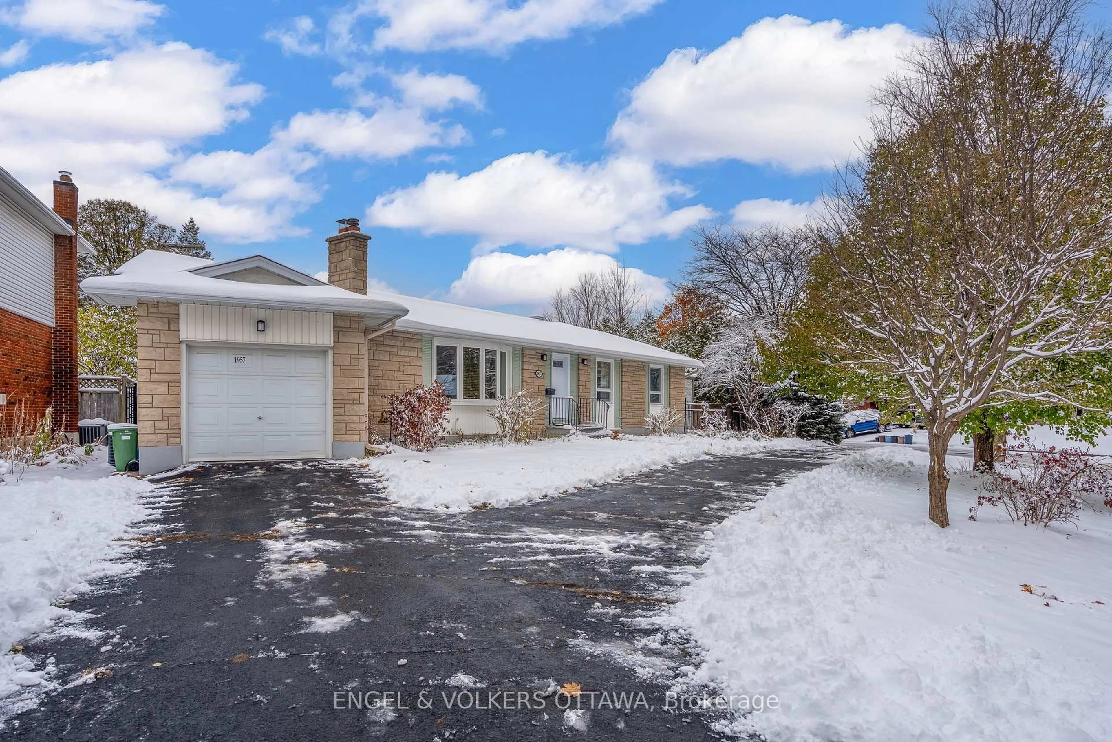 A pic from outside/outdoor area/front of a property/back of a property/a pic from drone, street for 1957 Sharel Dr, Ottawa Ontario K1H 6W3