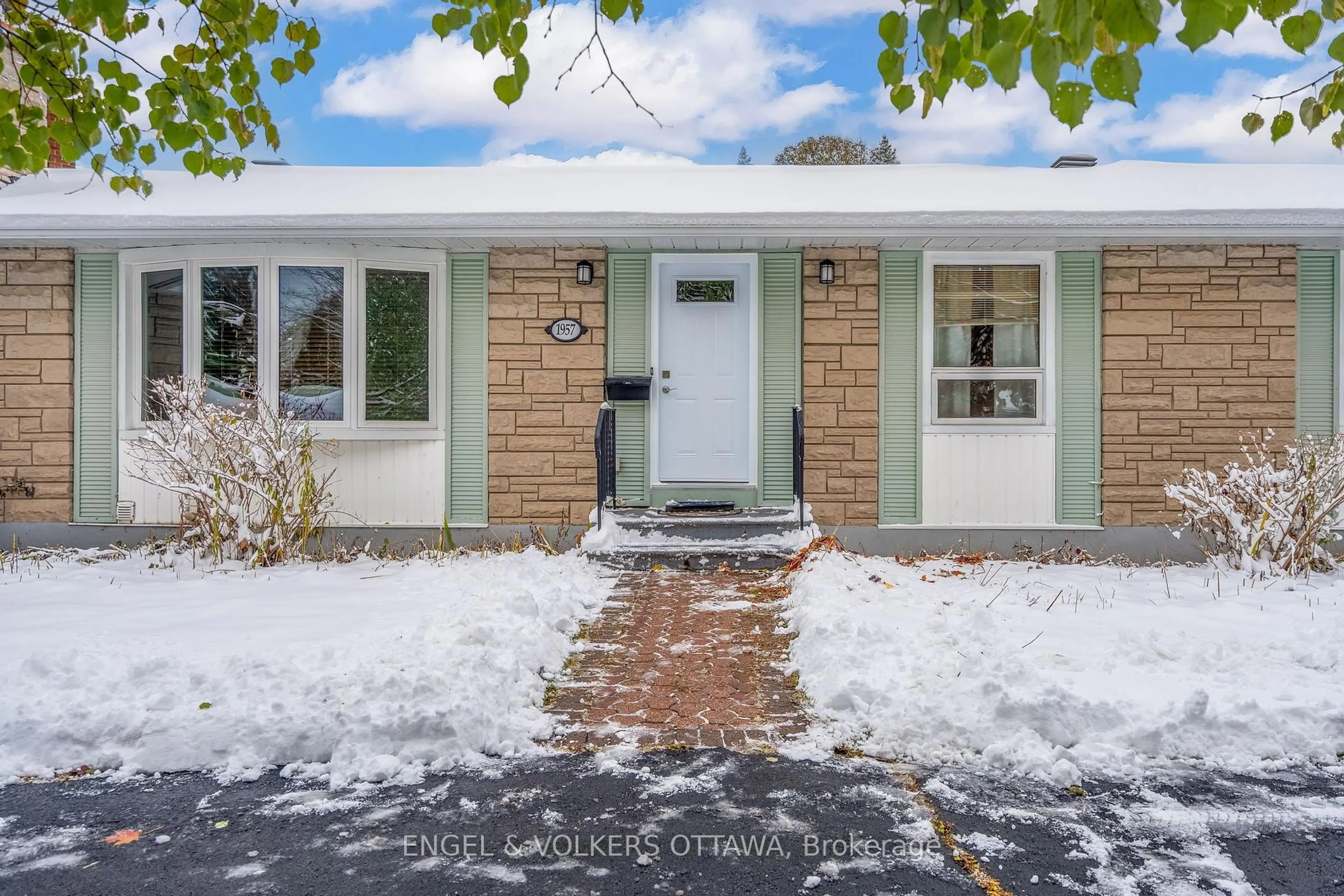 Unknown for 1957 Sharel Dr, Ottawa Ontario K1H 6W3