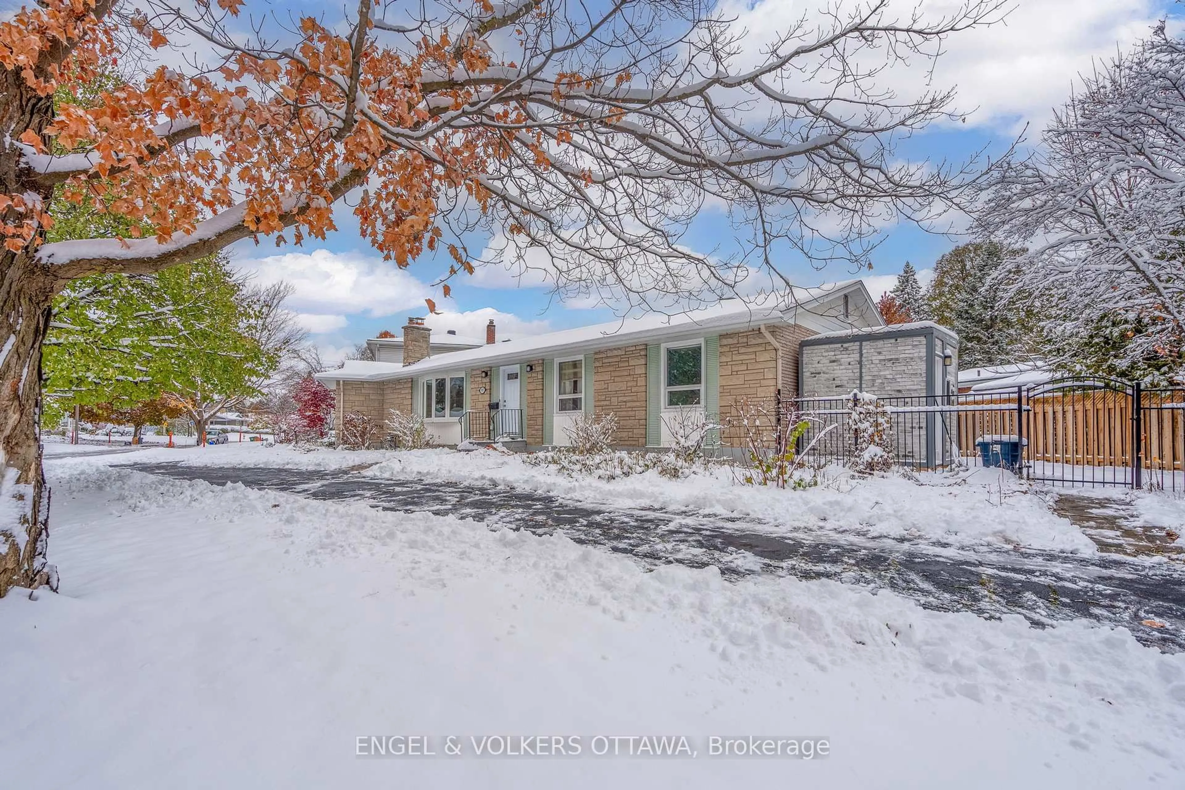 A pic from outside/outdoor area/front of a property/back of a property/a pic from drone, street for 1957 Sharel Dr, Ottawa Ontario K1H 6W3