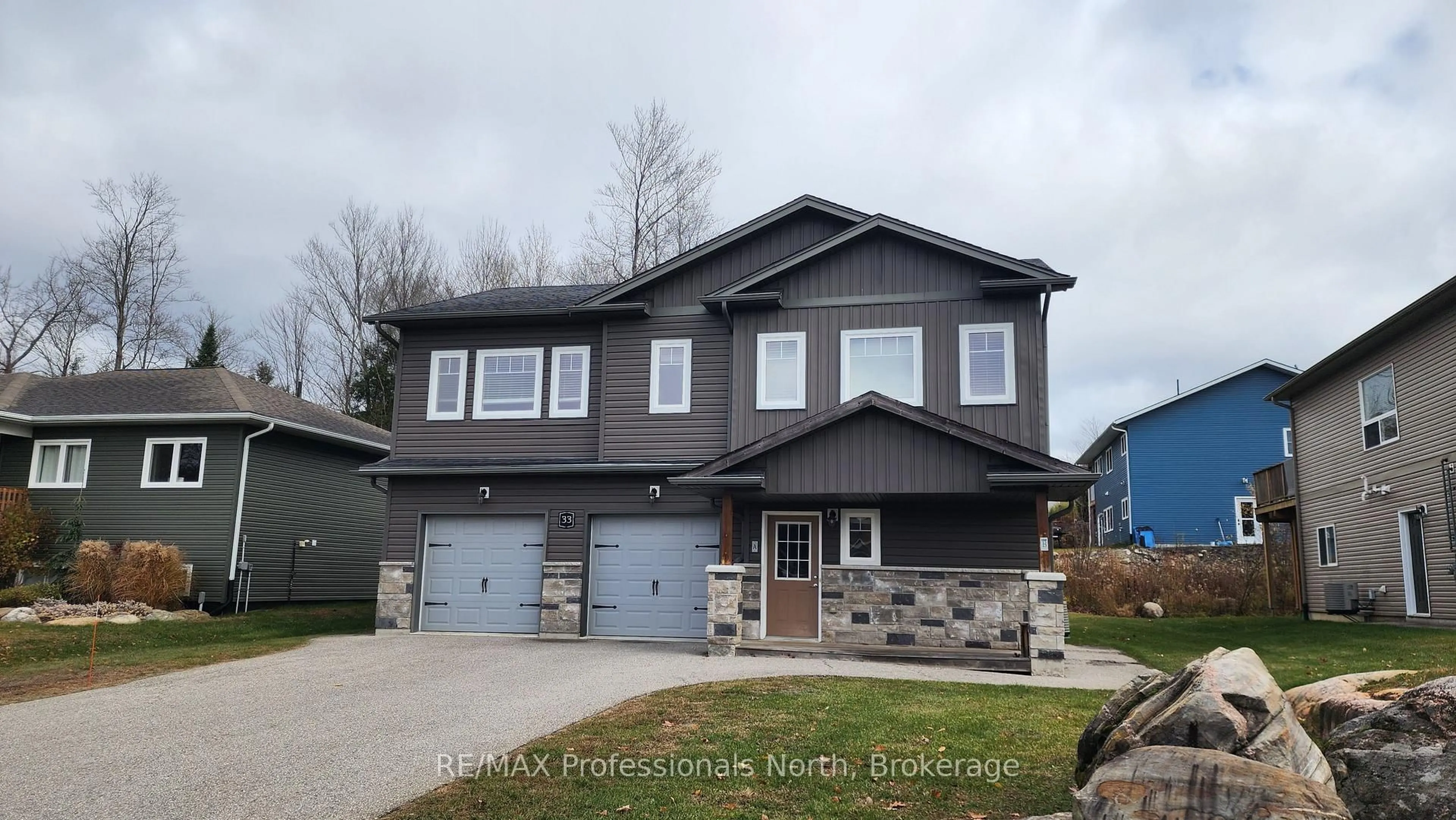 Home with vinyl exterior material, street for 33 Goodwin Dr, Huntsville Ontario P1H 2R3