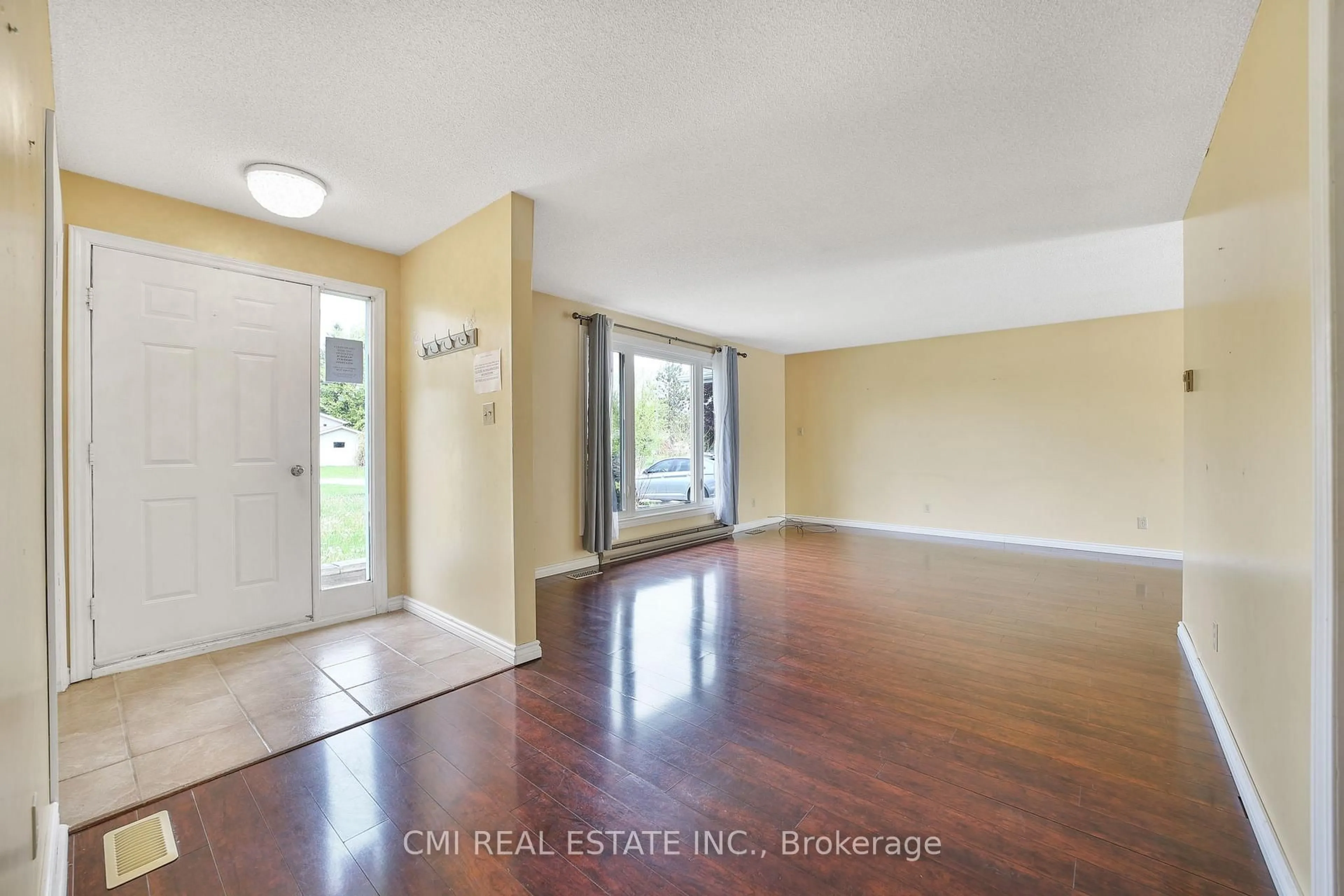 Indoor entryway for 1 Jeffery Dr, Mulmur Ontario L0N 1M0