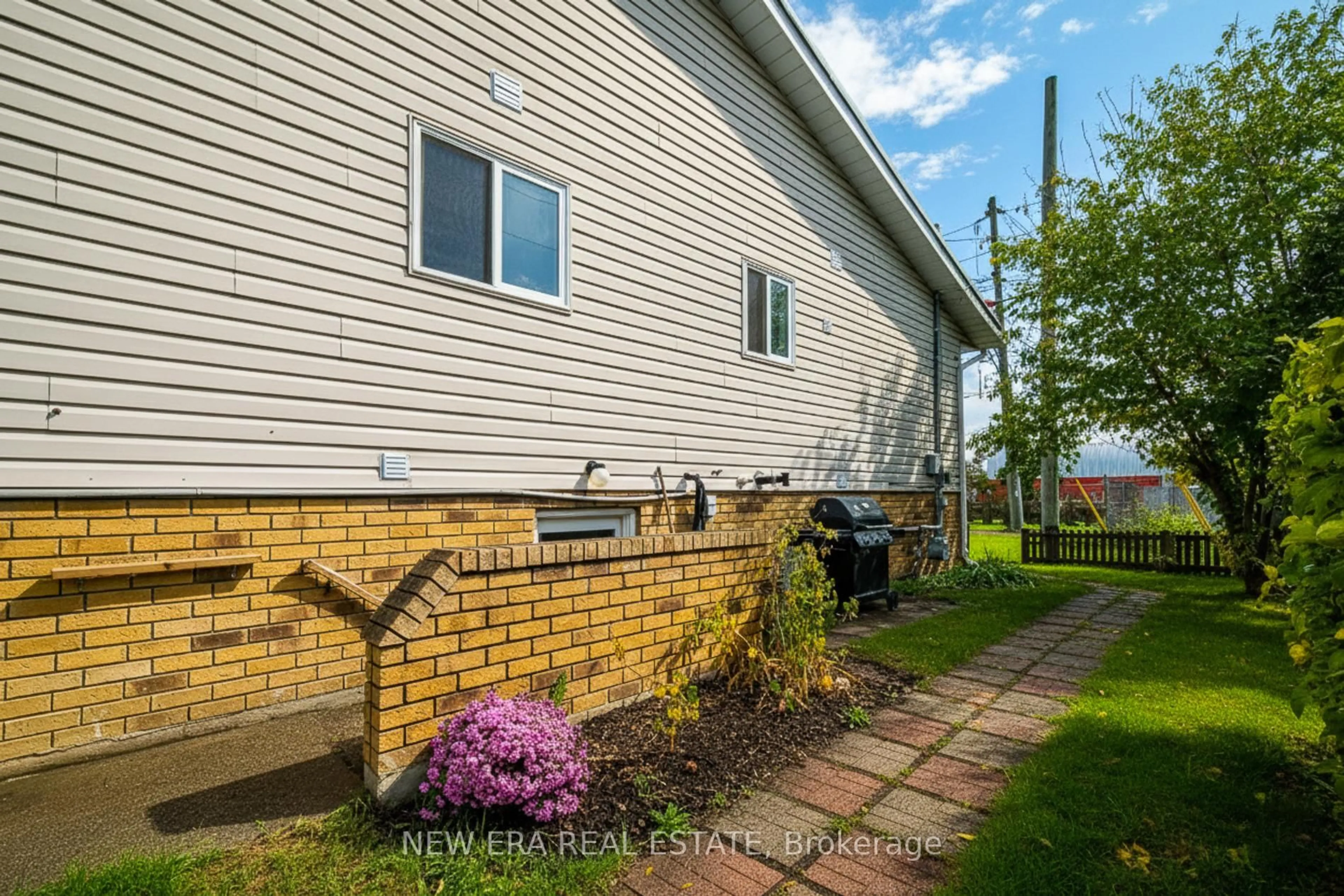 Unknown for 103 Vine St, St. Catharines Ontario L2R 3Y3