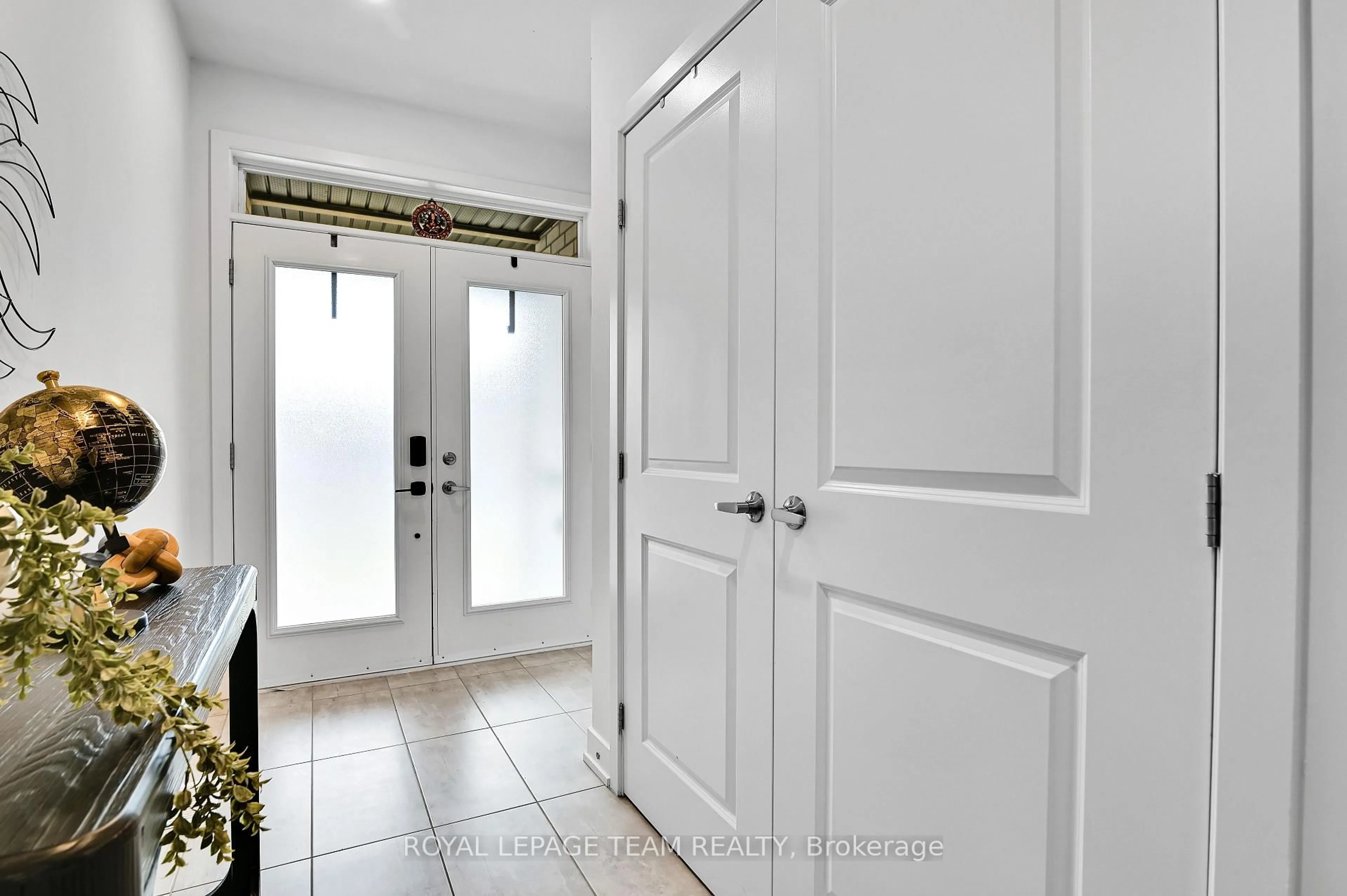 Indoor entryway for 202 Zinnia Way, Manotick Ontario K4M 0L4