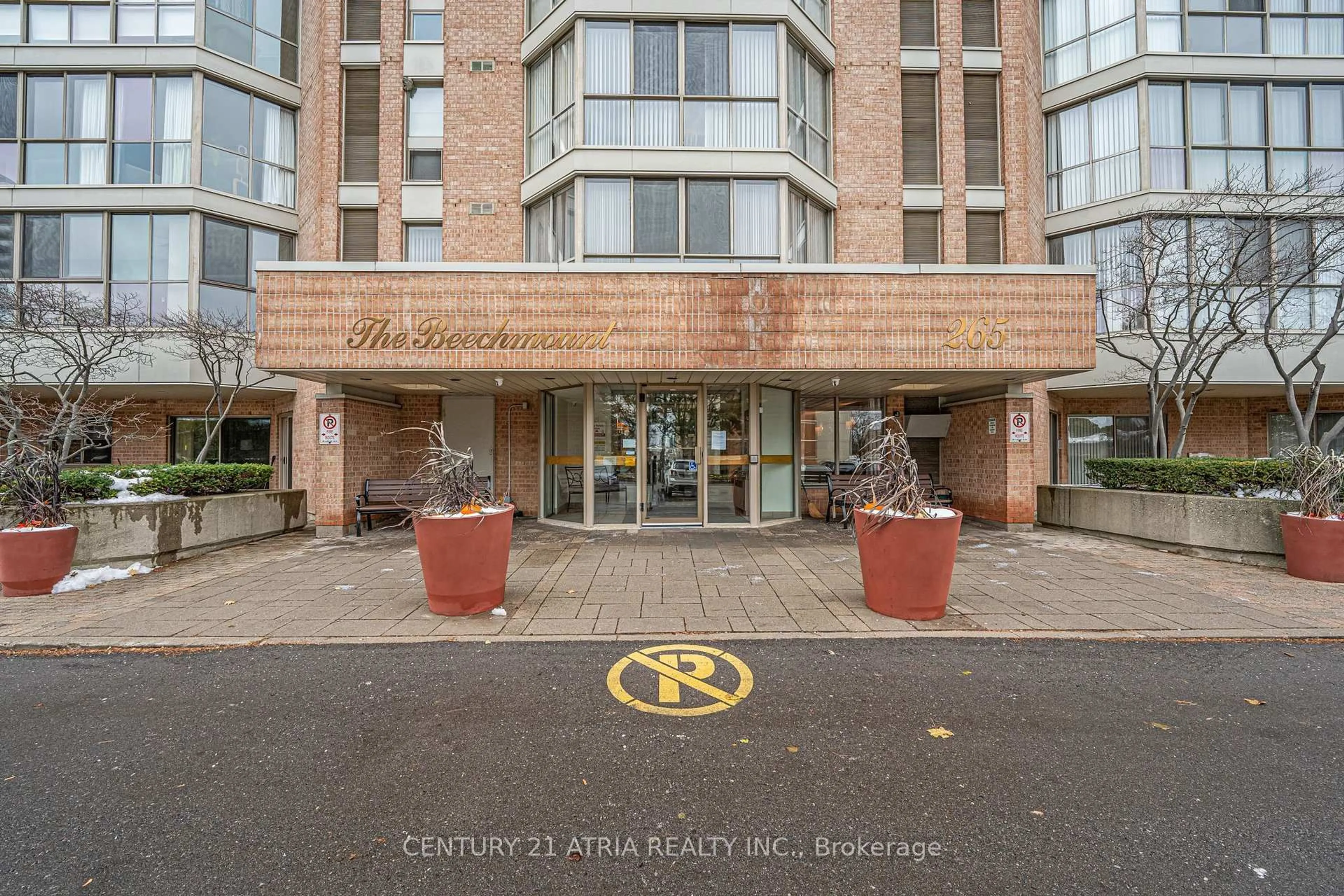 Indoor foyer for 265 Westcourt Pl #1102, Waterloo Ontario N2L 6E4