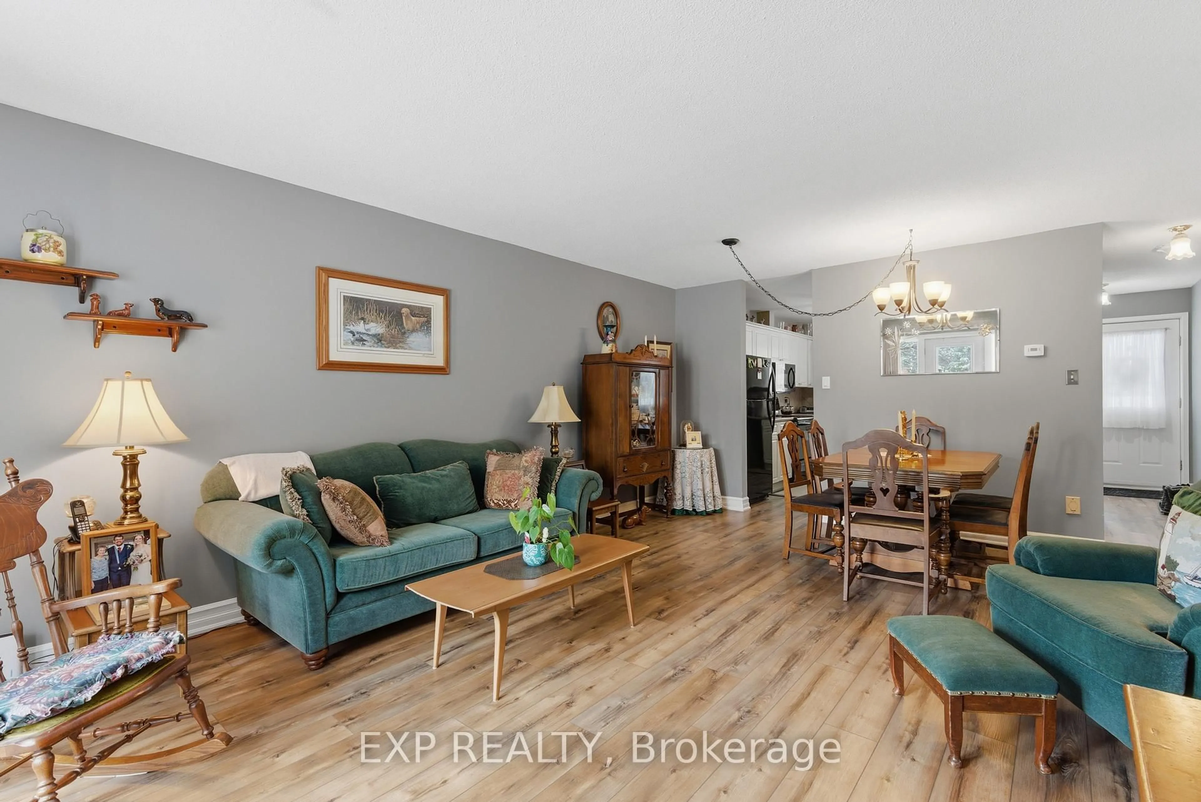 Living room with furniture, wood/laminate floor for 122 Bunting Rd #88, St. Catharines Ontario L2P 3X7