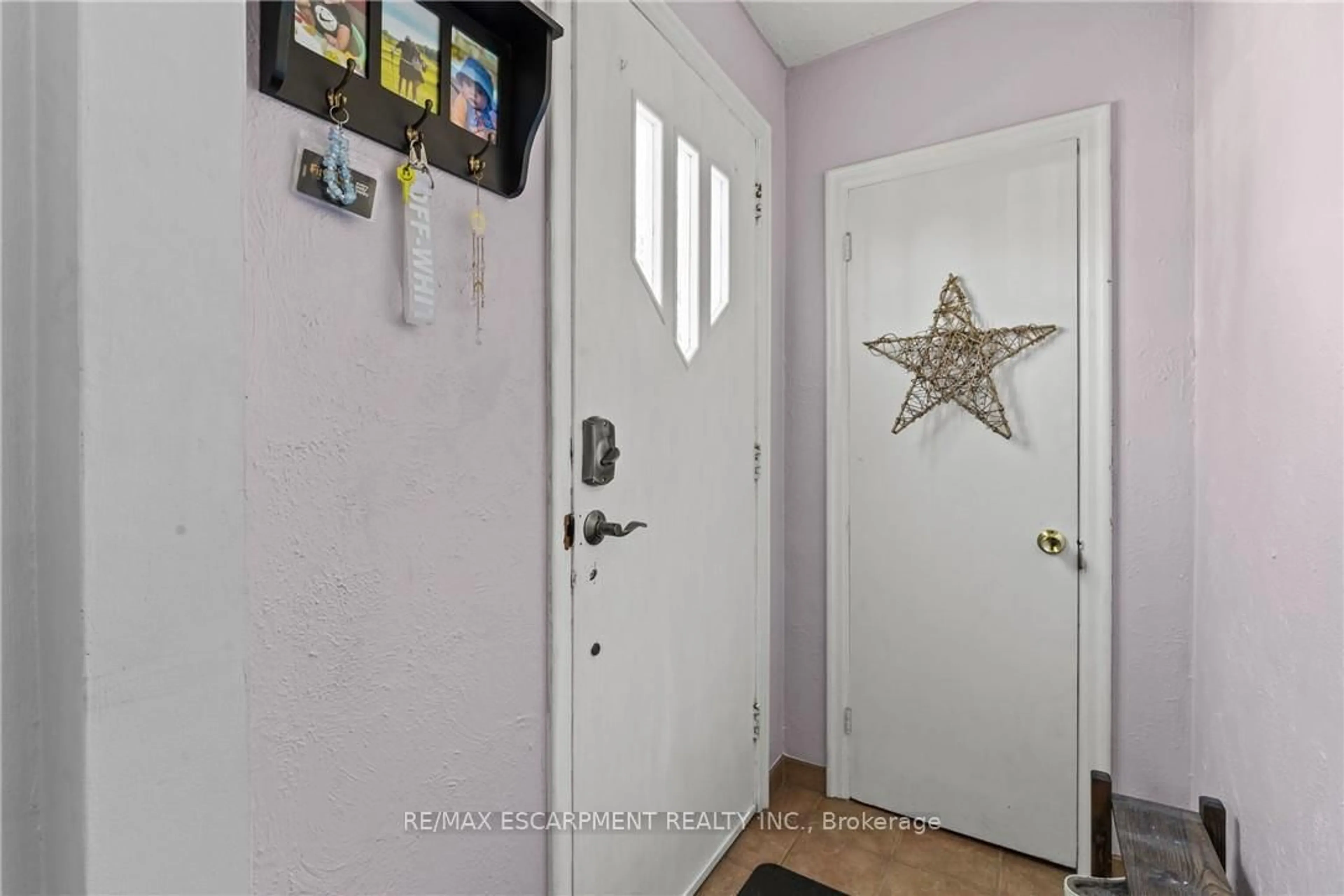 Indoor entryway for 147 Summerhill Ave, Hamilton Ontario L8K 3N5