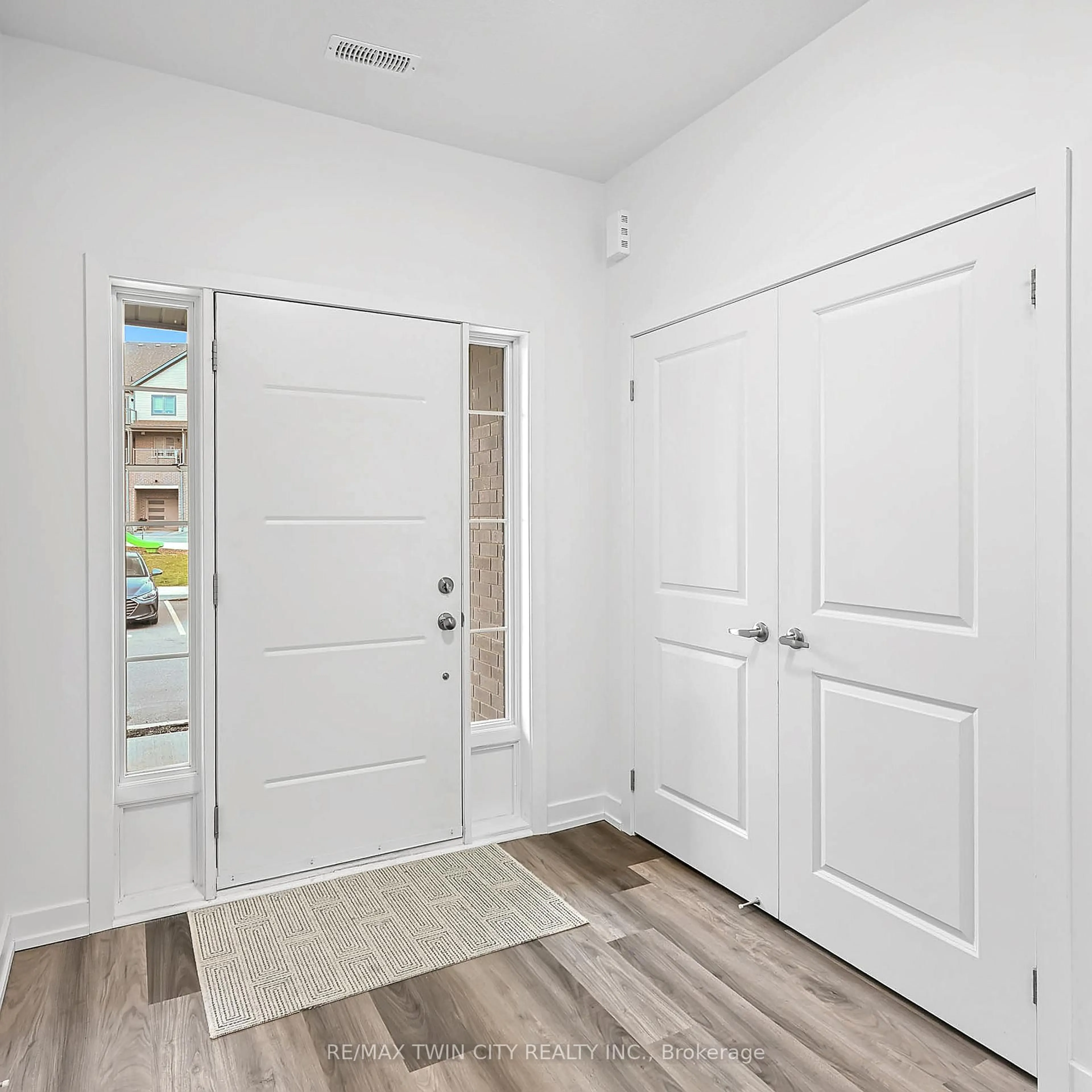 Indoor entryway for 205 West Oak Tr #12, Kitchener Ontario N2R 0R9