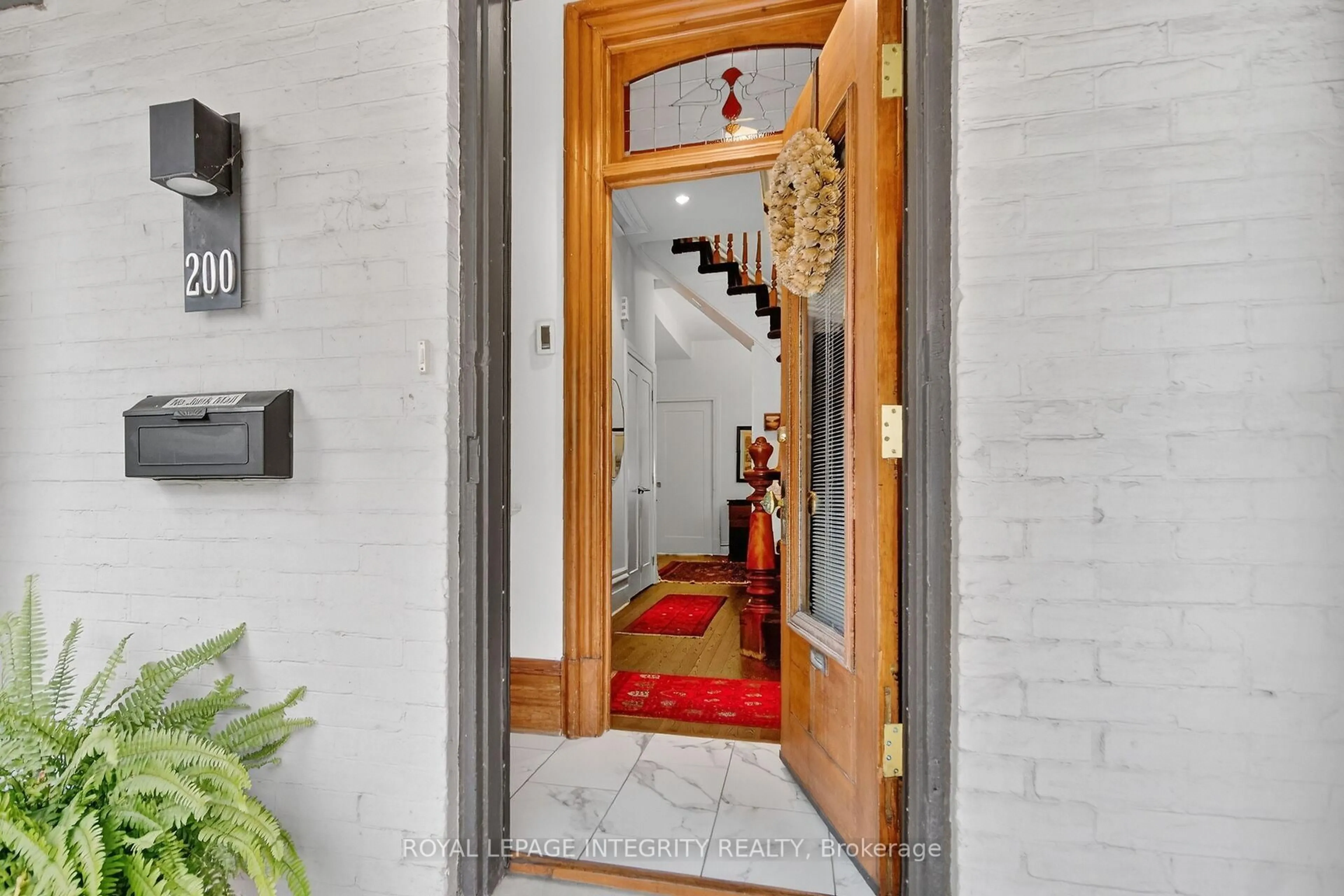 Indoor foyer for 200 Cartier St, Ottawa Ontario K2P 1L2