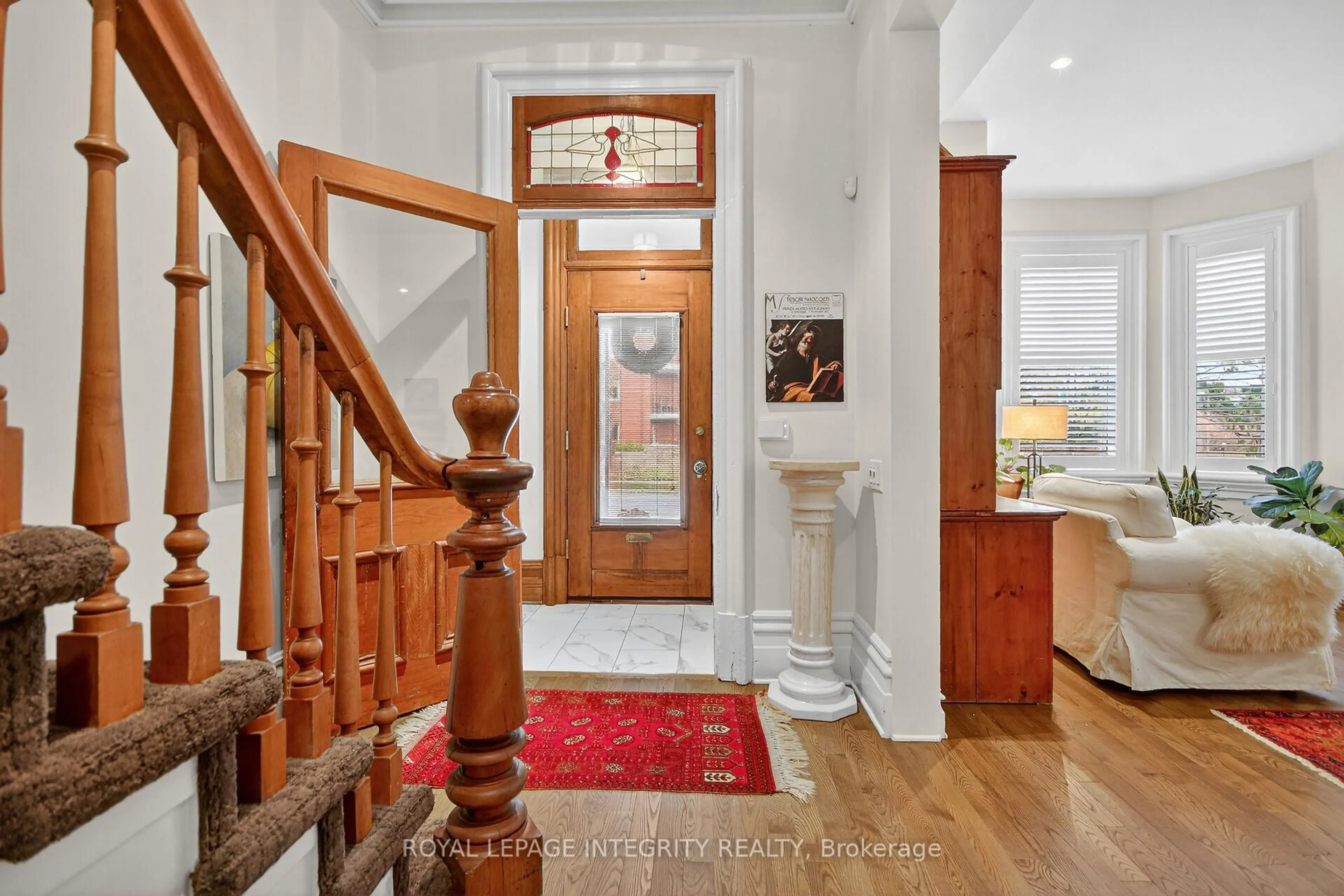 Indoor entryway for 200 Cartier St, Ottawa Ontario K2P 1L2