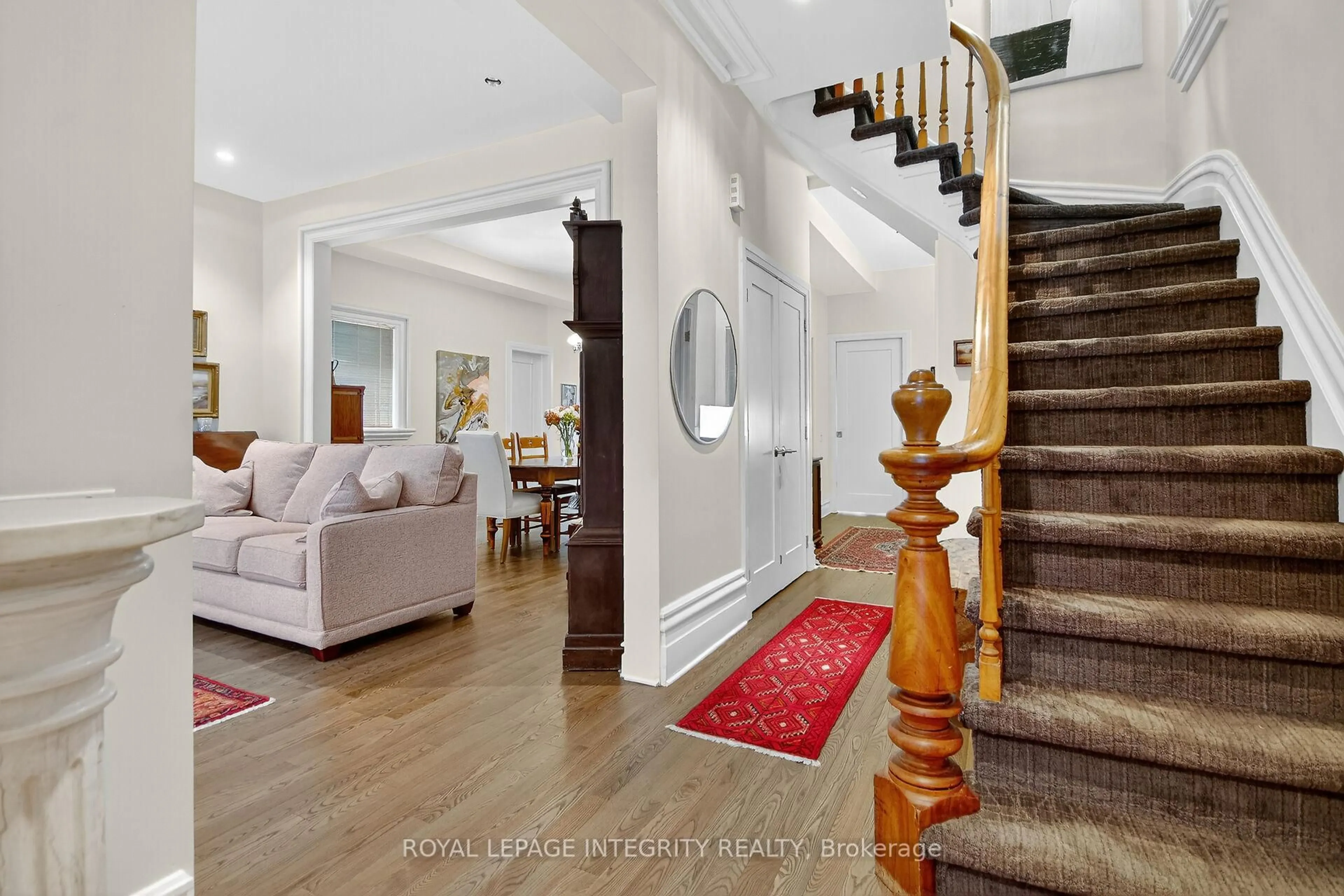 Indoor entryway for 200 Cartier St, Ottawa Ontario K2P 1L2