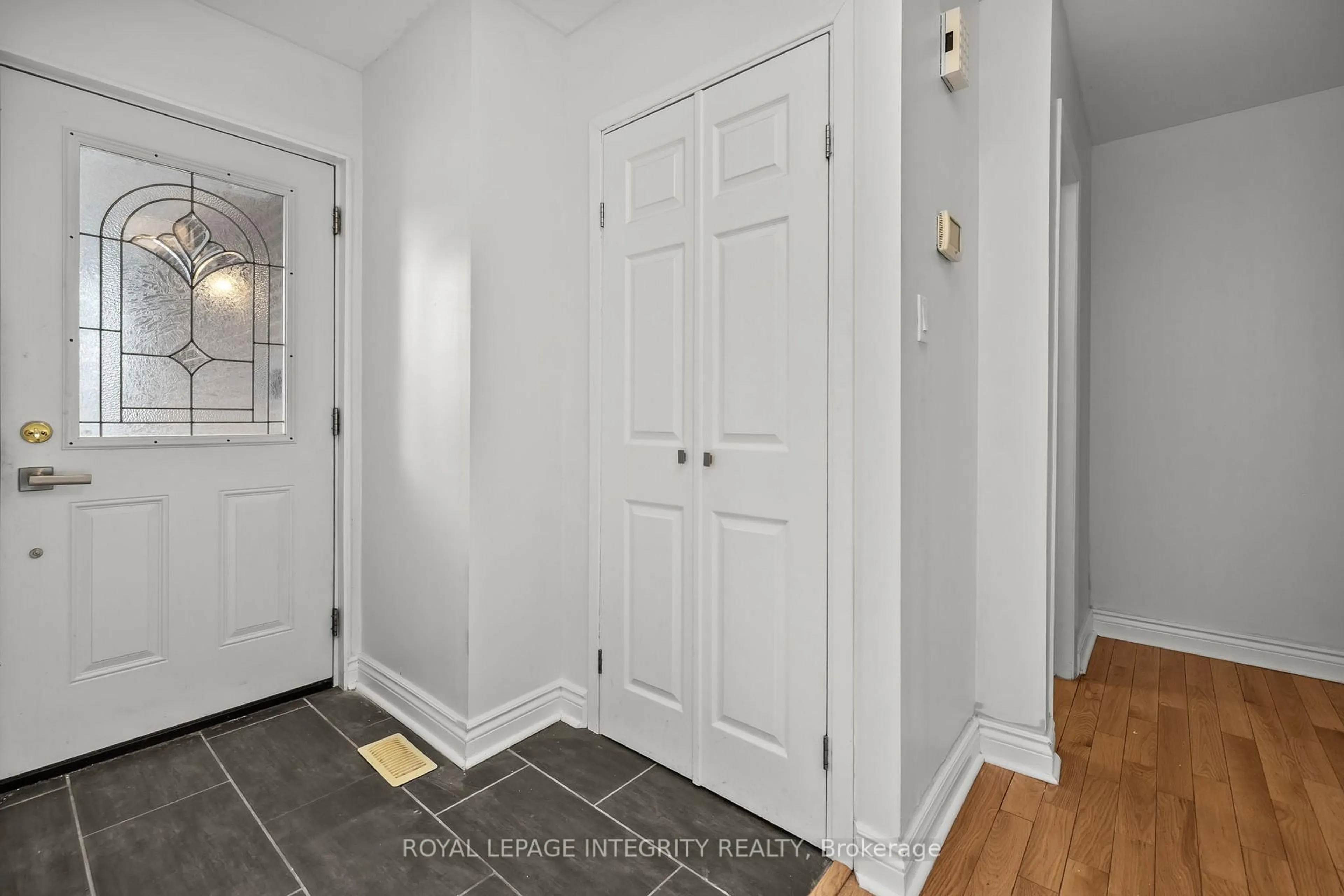 Indoor entryway for 45 Raftus Sq, Ottawa Ontario K2J 2K9
